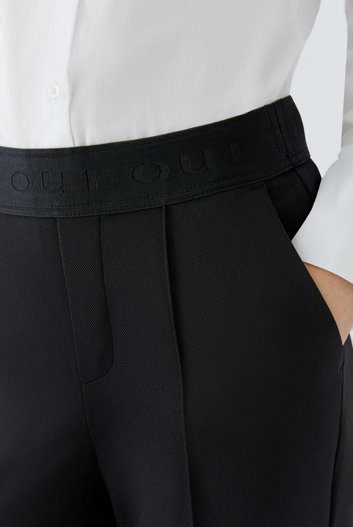 Oui NEYA black pull-on trousers with elasticated waistband, stitched crease and side pocket – detail view