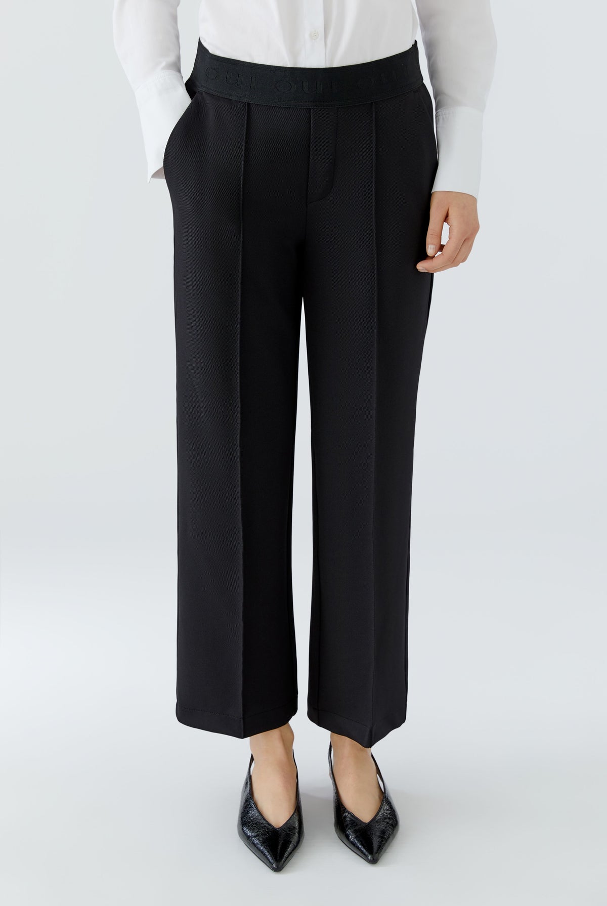 Oui NEYA black cropped straight-leg trousers with front crease – close model view