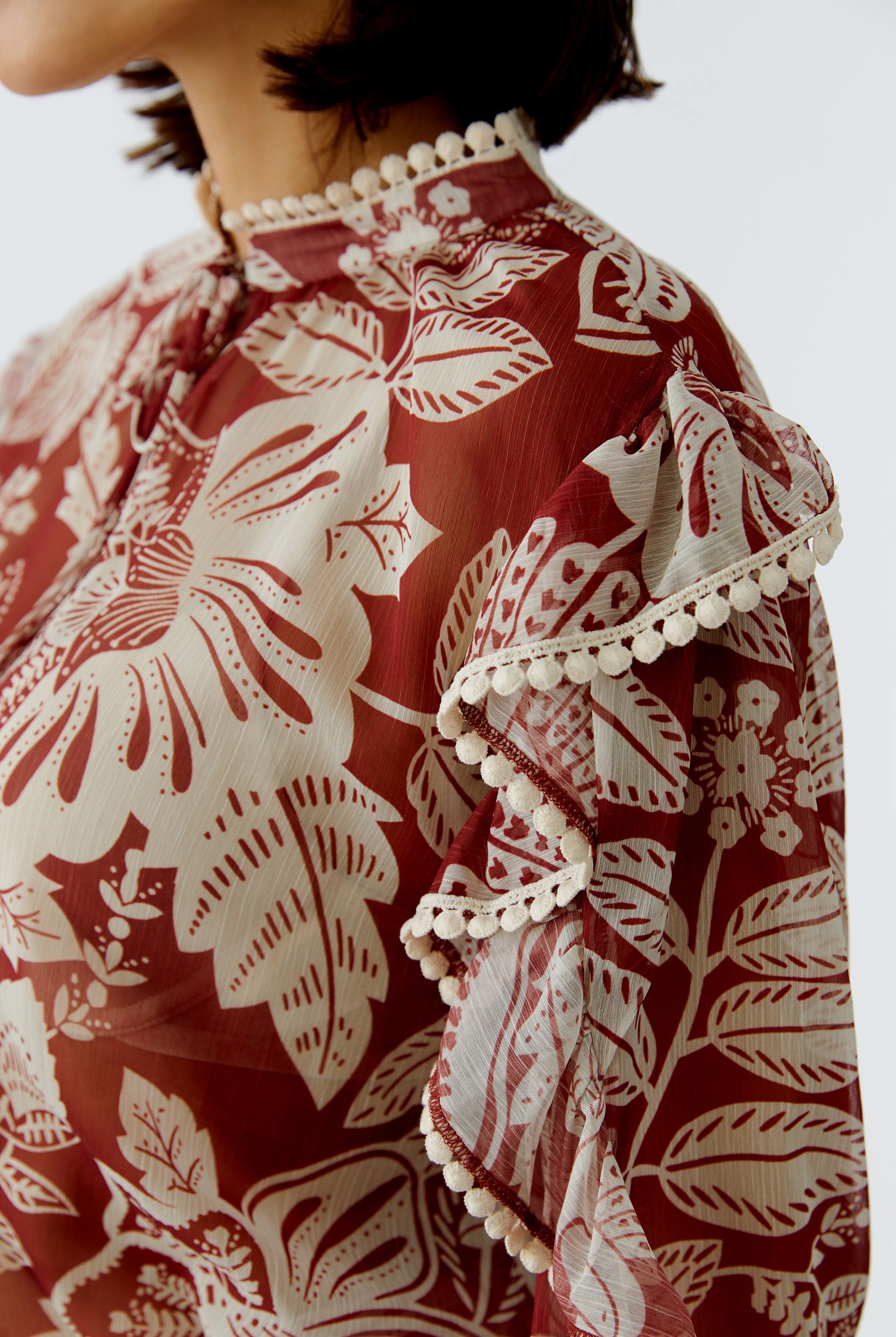 Oui botanic print blouse ruffle sleeve close up