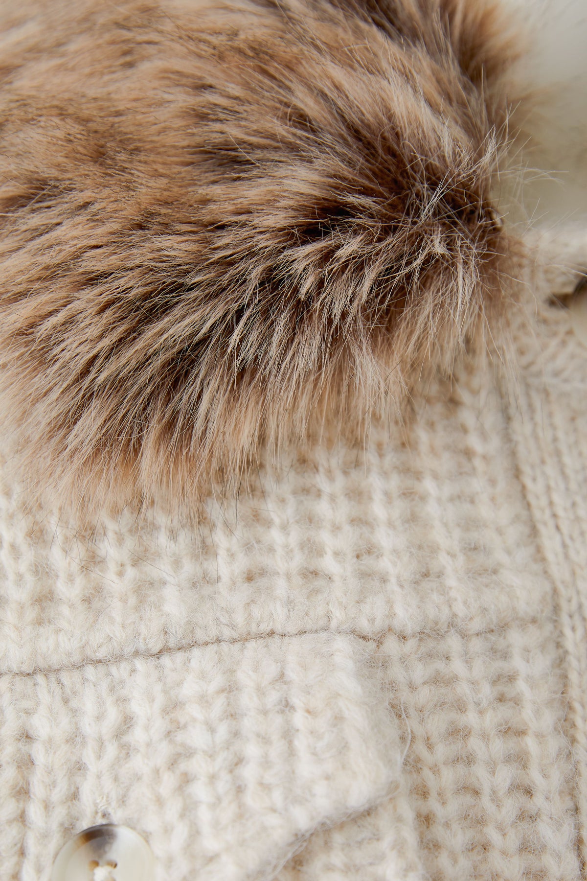 Oui light beige cardigan with brown detachable faux fur collar – close-up detail