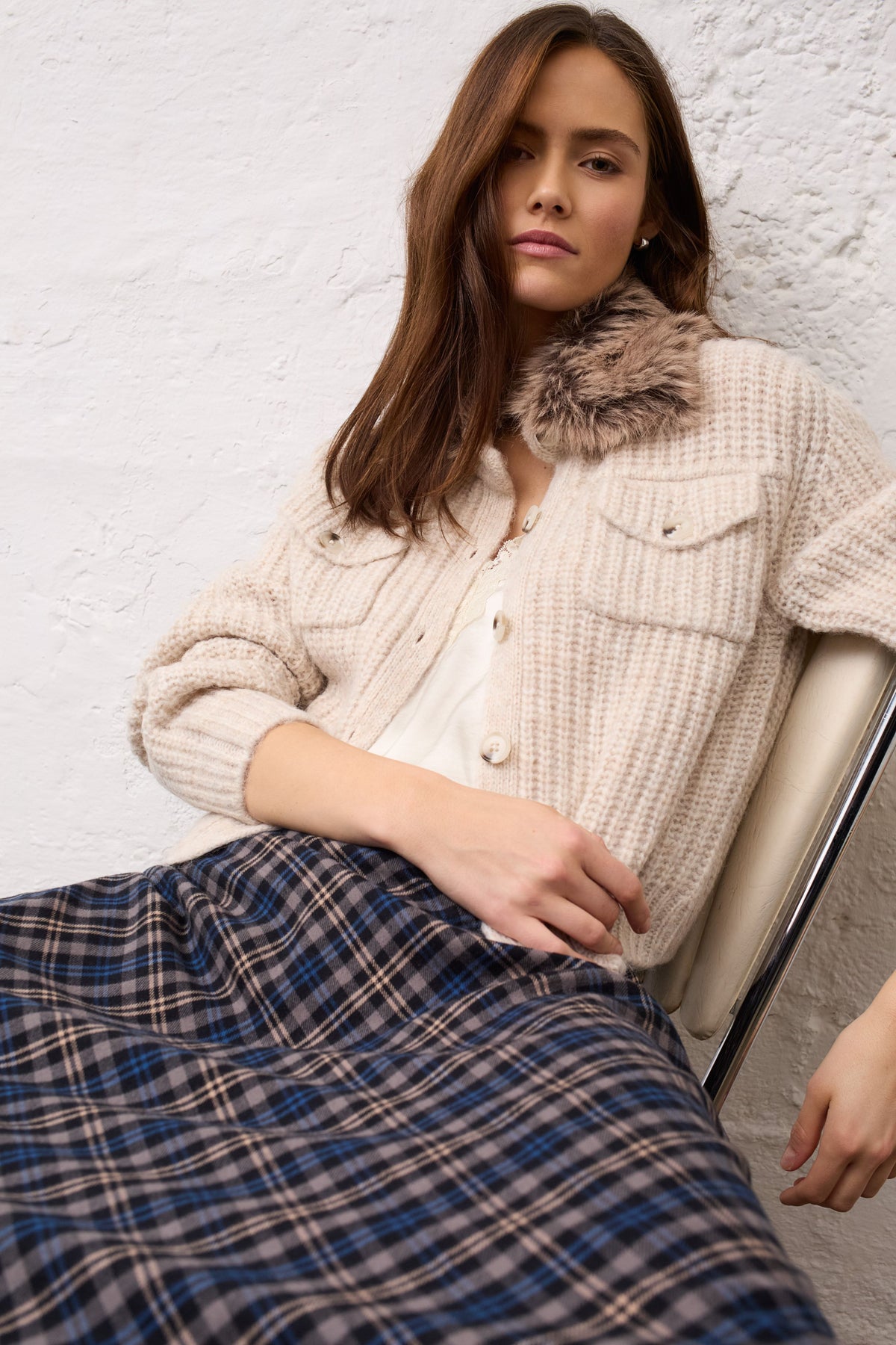 Oui beige ribbed faux fur collar cardigan – seated lifestyle model view