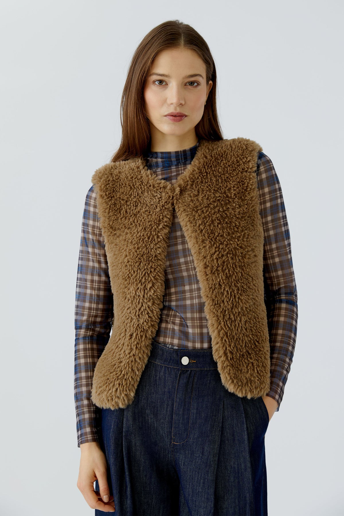 Oui brown short faux fur gilet with collarless neckline – front model view
