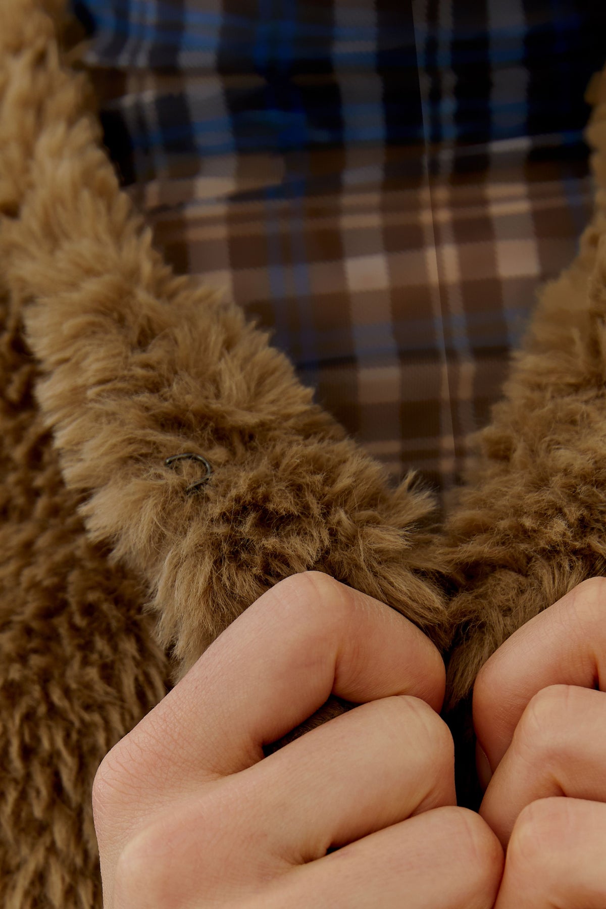 Oui brown faux fur gilet with hook fastening and plush neckline – close-up detail