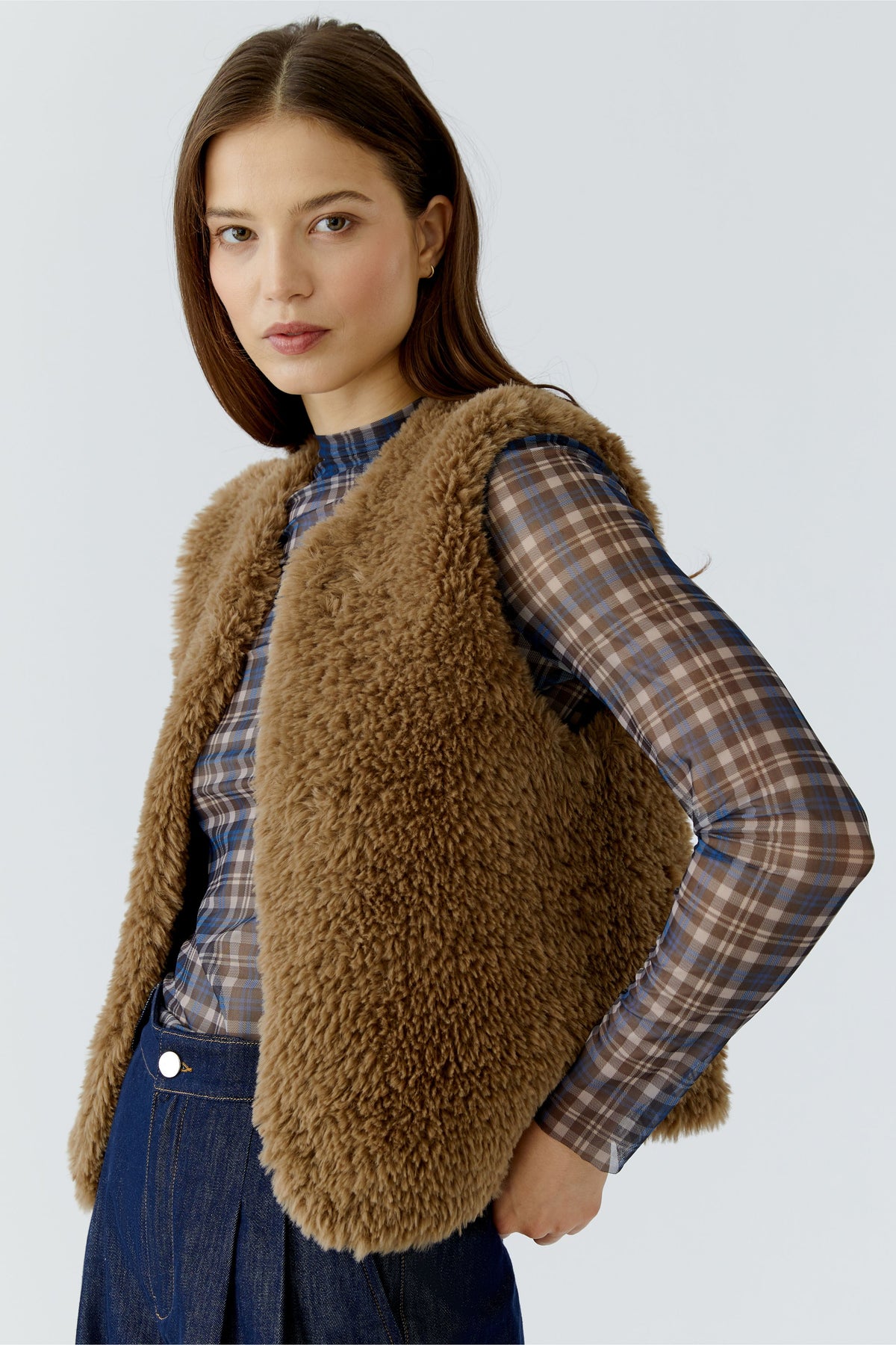 Oui burgundy short faux fur gilet with collarless neckline – product front view