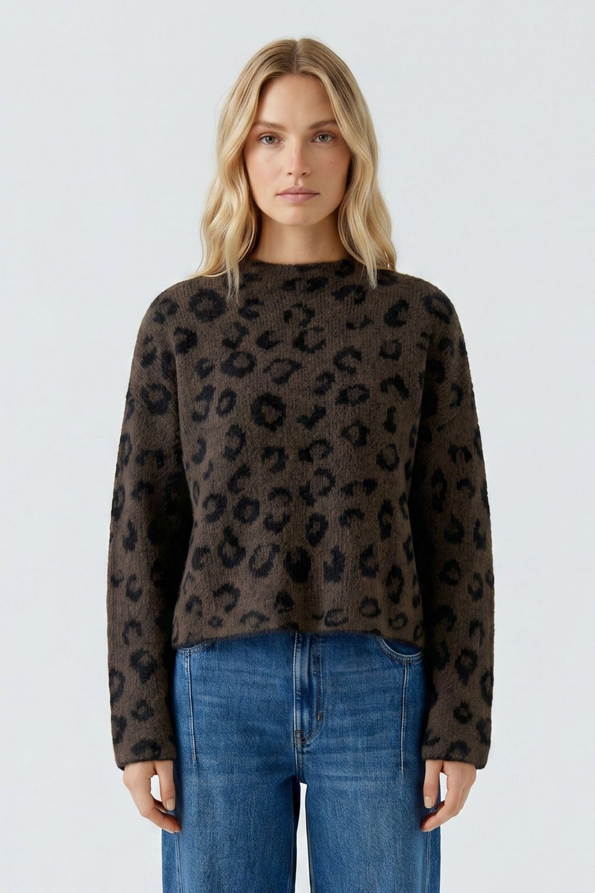 Oui brown leopard print jacquard jumper with cropped fit – front model view