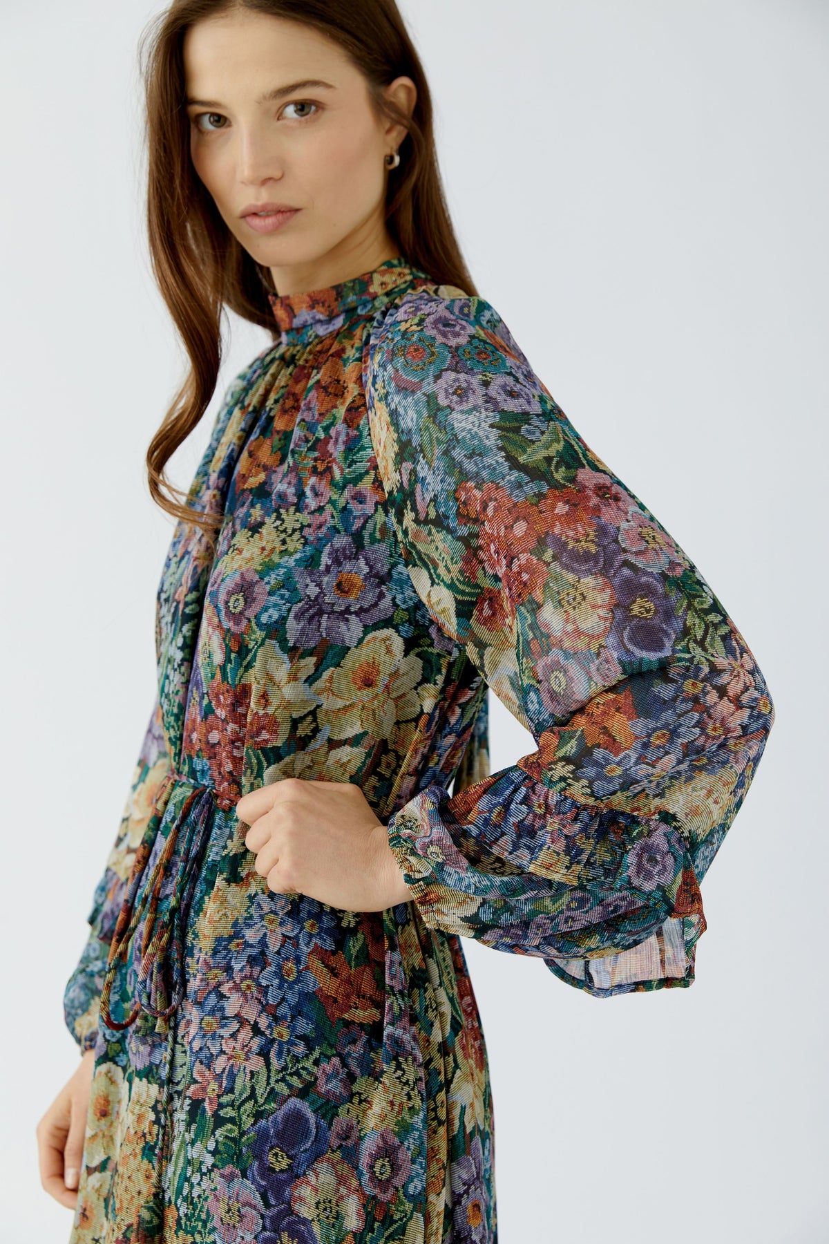 Oui floral Gobelin chiffon maxi dress – sleeve and bodice model view
