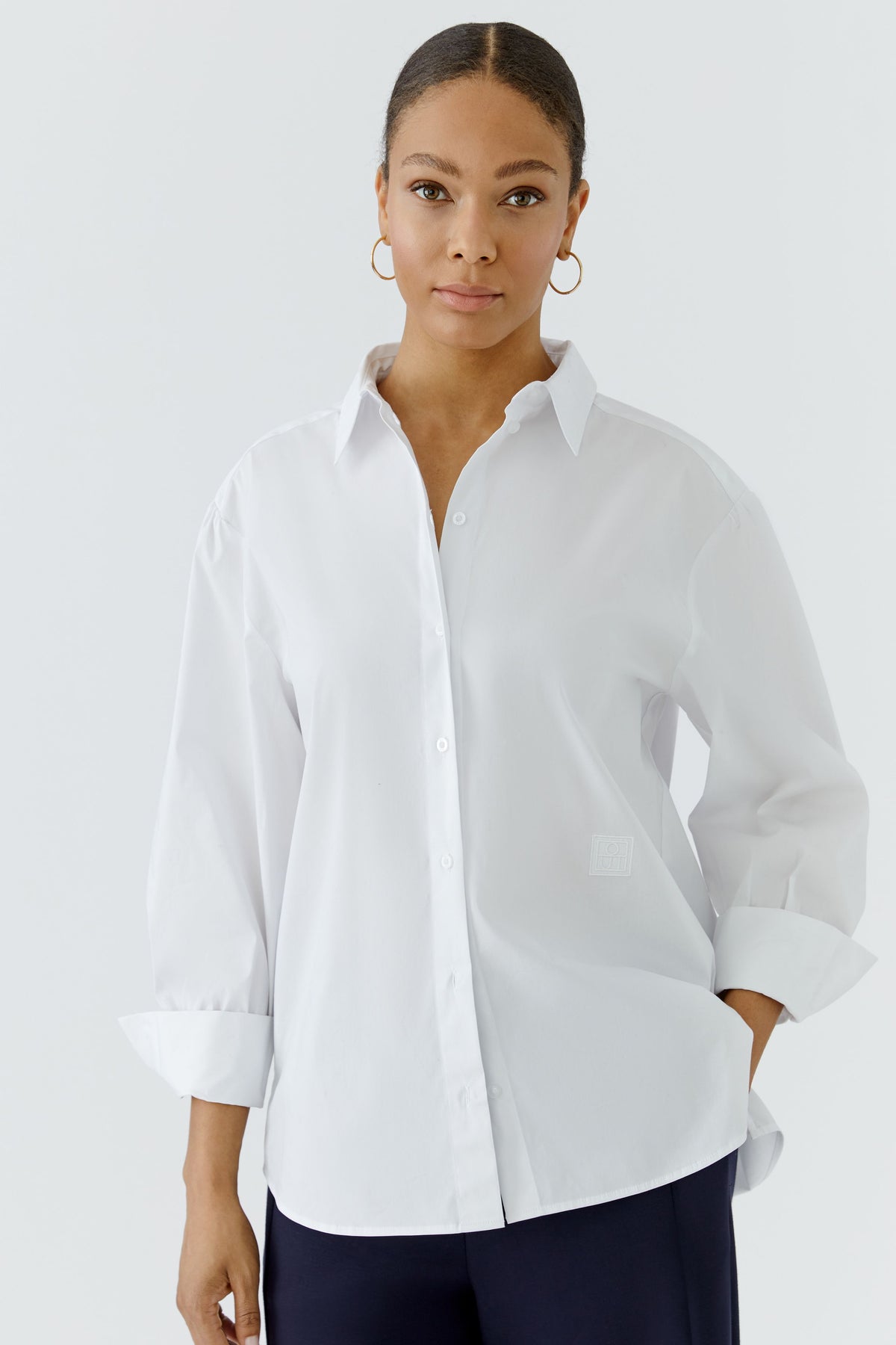 Oui white cotton blend longline shirt – front model view