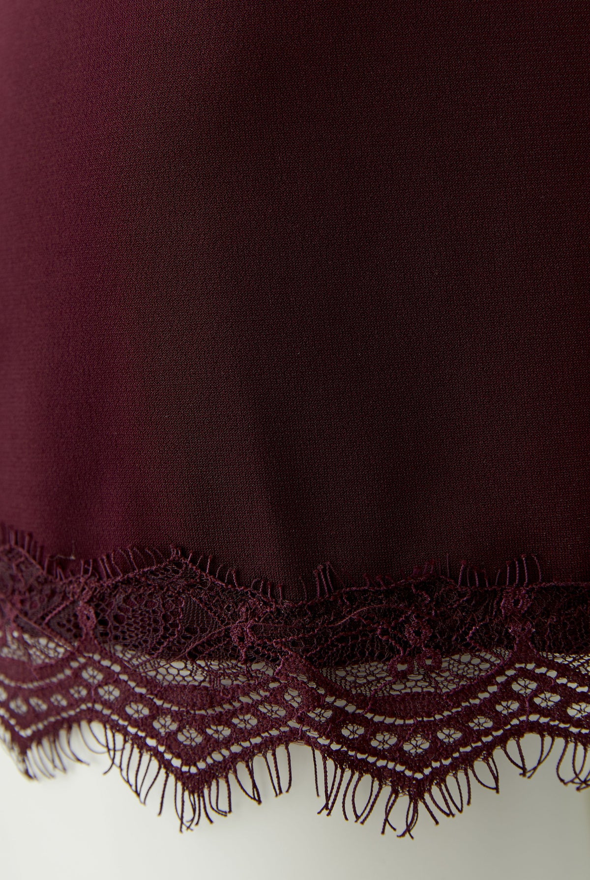 Oui burgundy lace camisole with scalloped neckline and hem – detail view