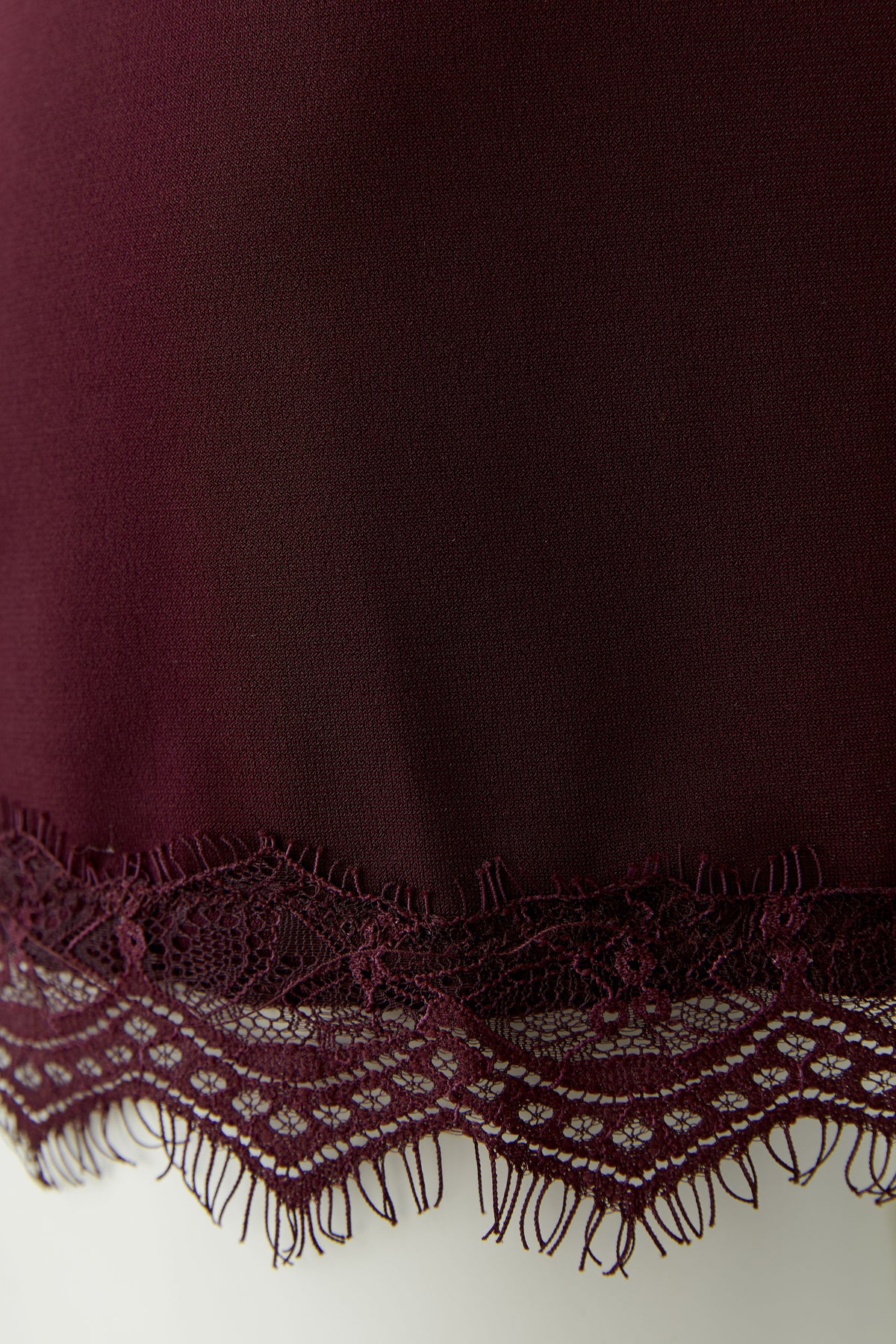 Oui burgundy lace camisole with scalloped neckline and hem – detail view