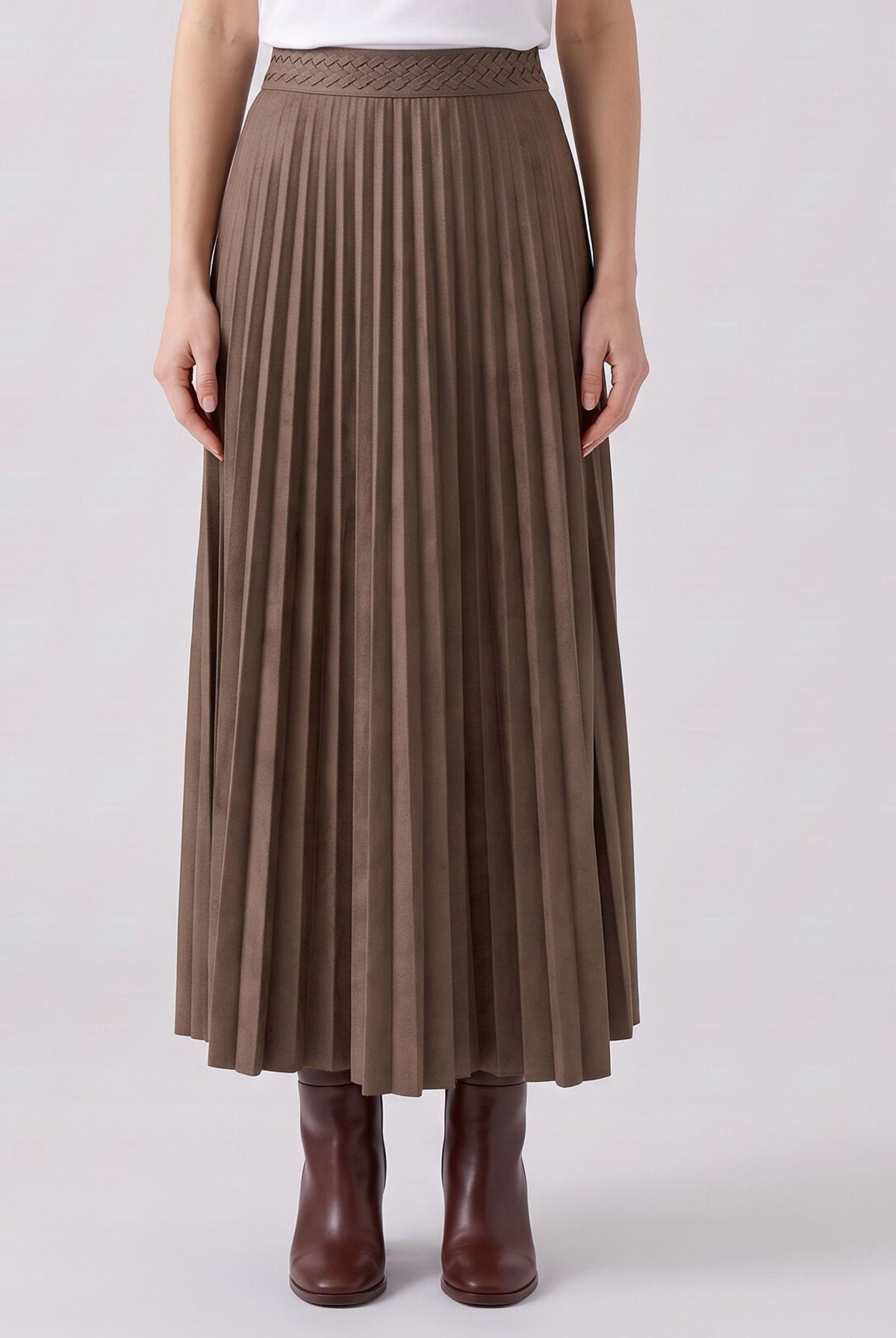 Oui brown pleated midi skirt with fluid full-length pleats – front on woman