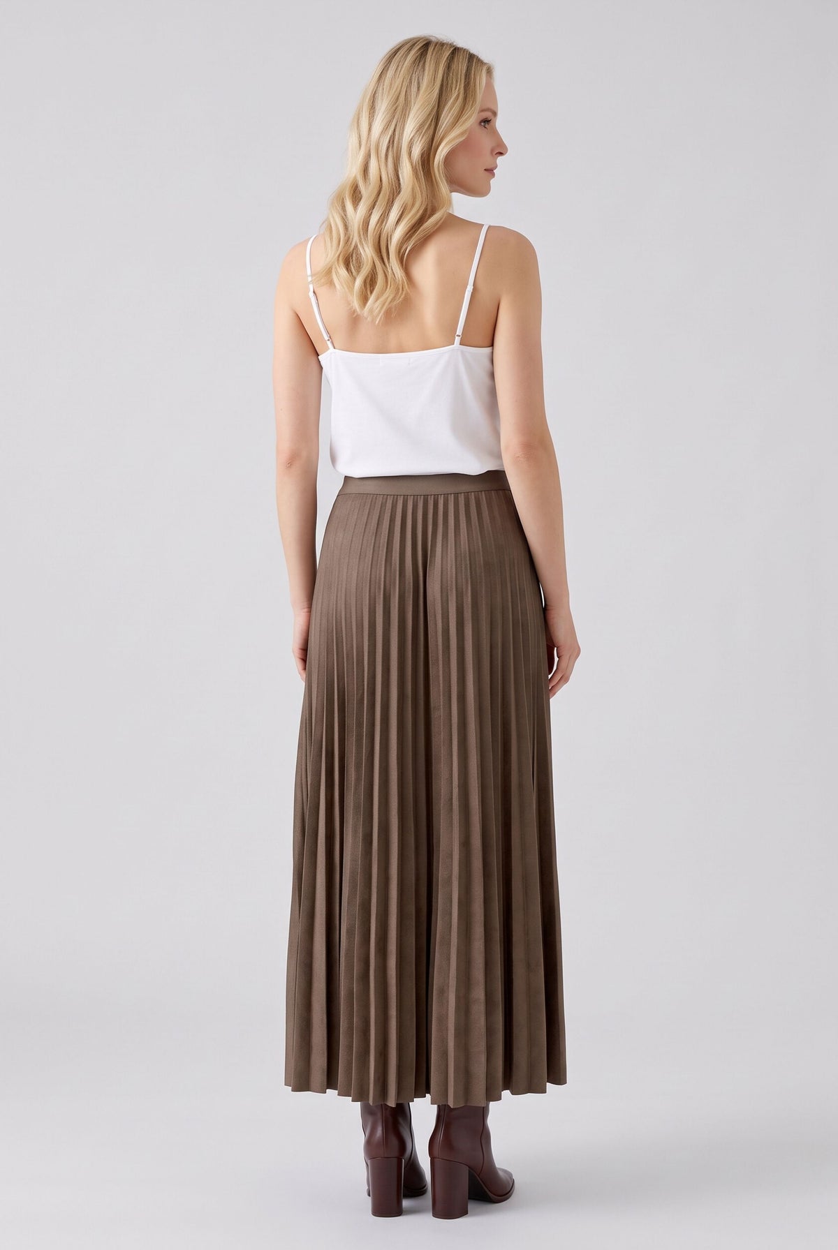 Oui brown pleated midi skirt with elasticated waist – back model view