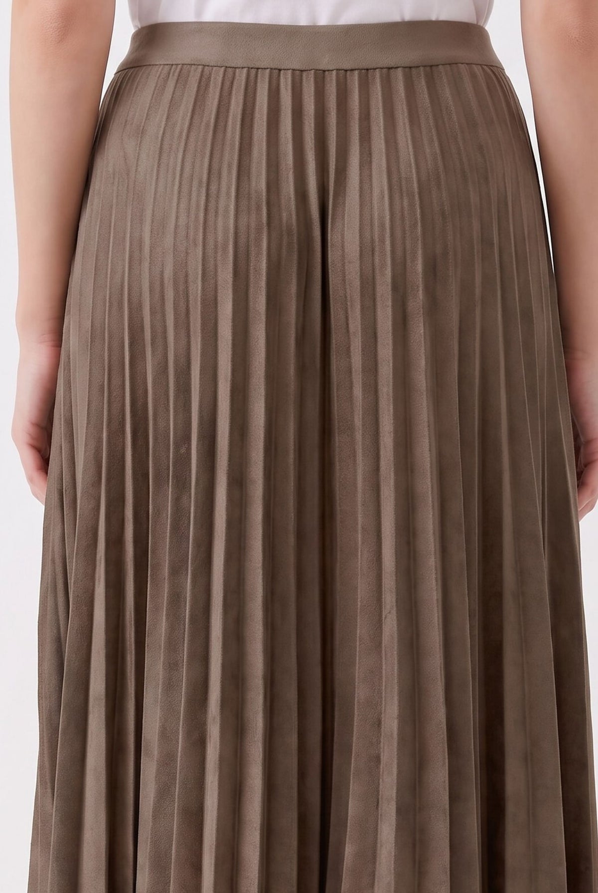 Oui brown pleated midi skirt with fine pleat detail – close-up view