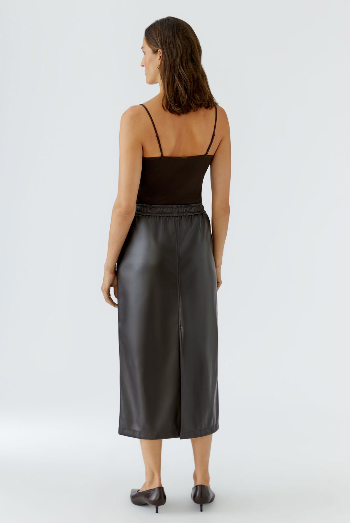 Oui chocolate brown midi skirt showing back slit – rear model view