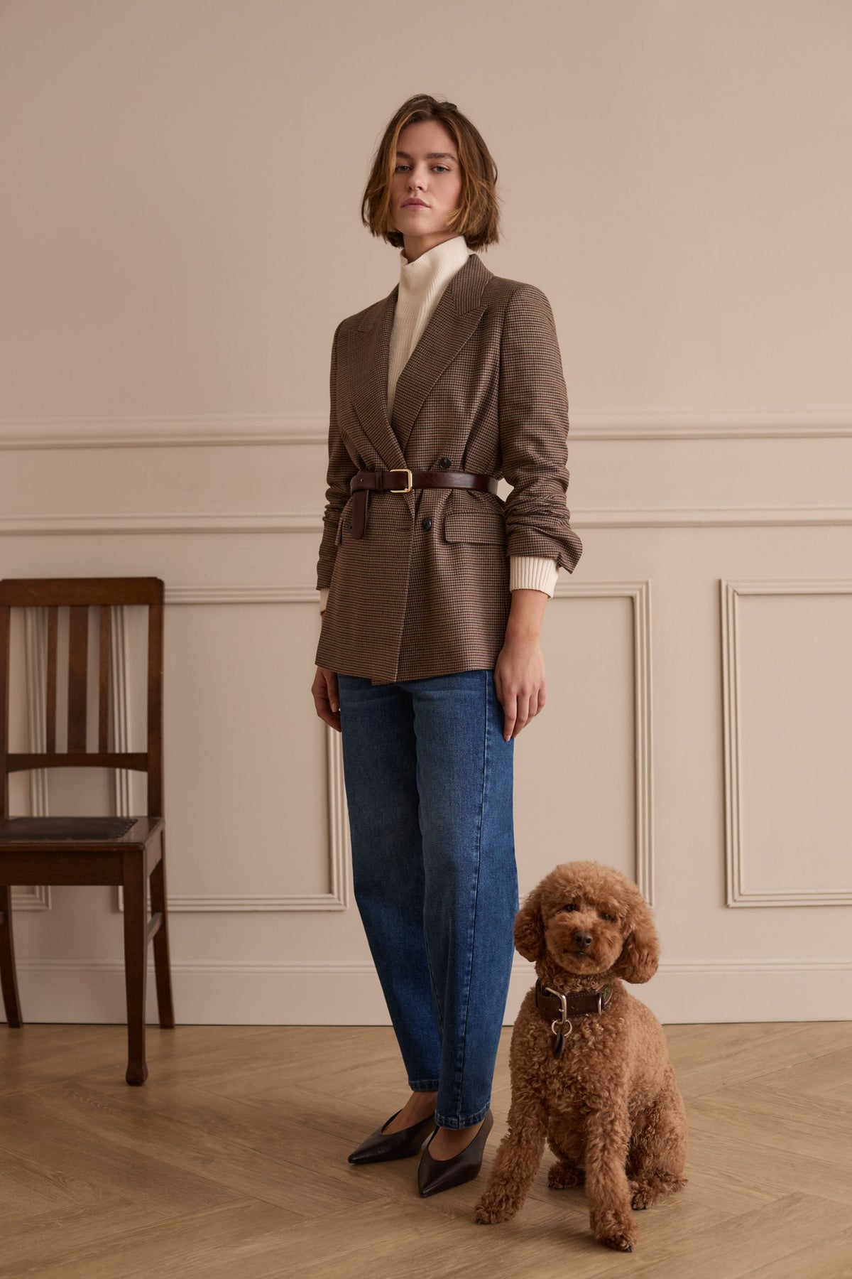 Oui brown checked blazer styled with a leather waist belt and blue jeans – lifestyle model view