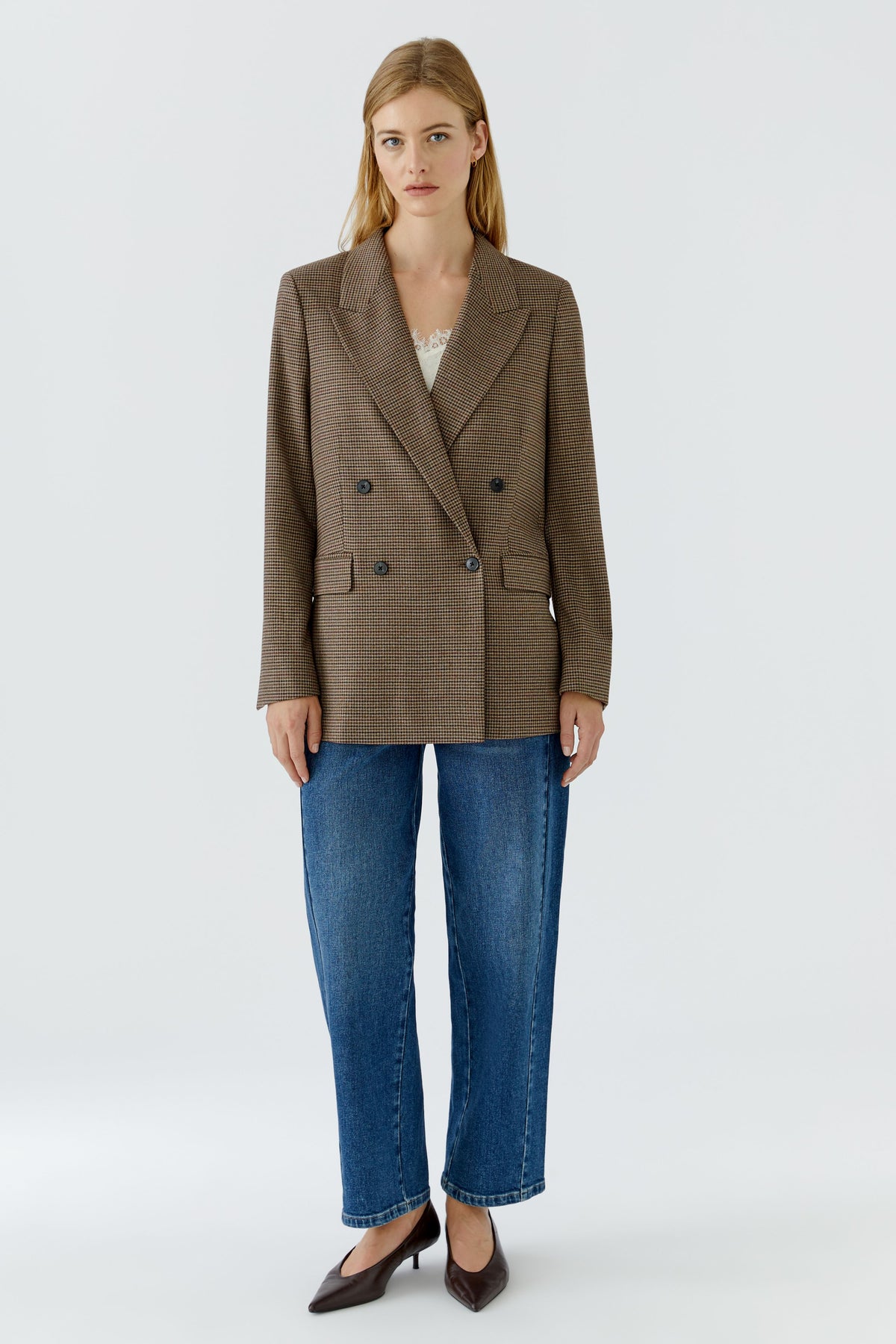 Oui brown and black checked oversized blazer worn buttoned with blue denim – front model view