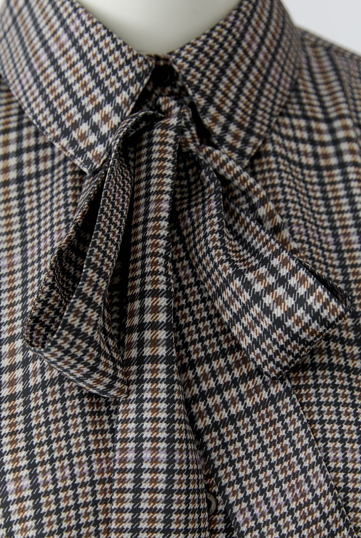 Oui brown check blouse with detachable pussy bow – neckline and fabric detail