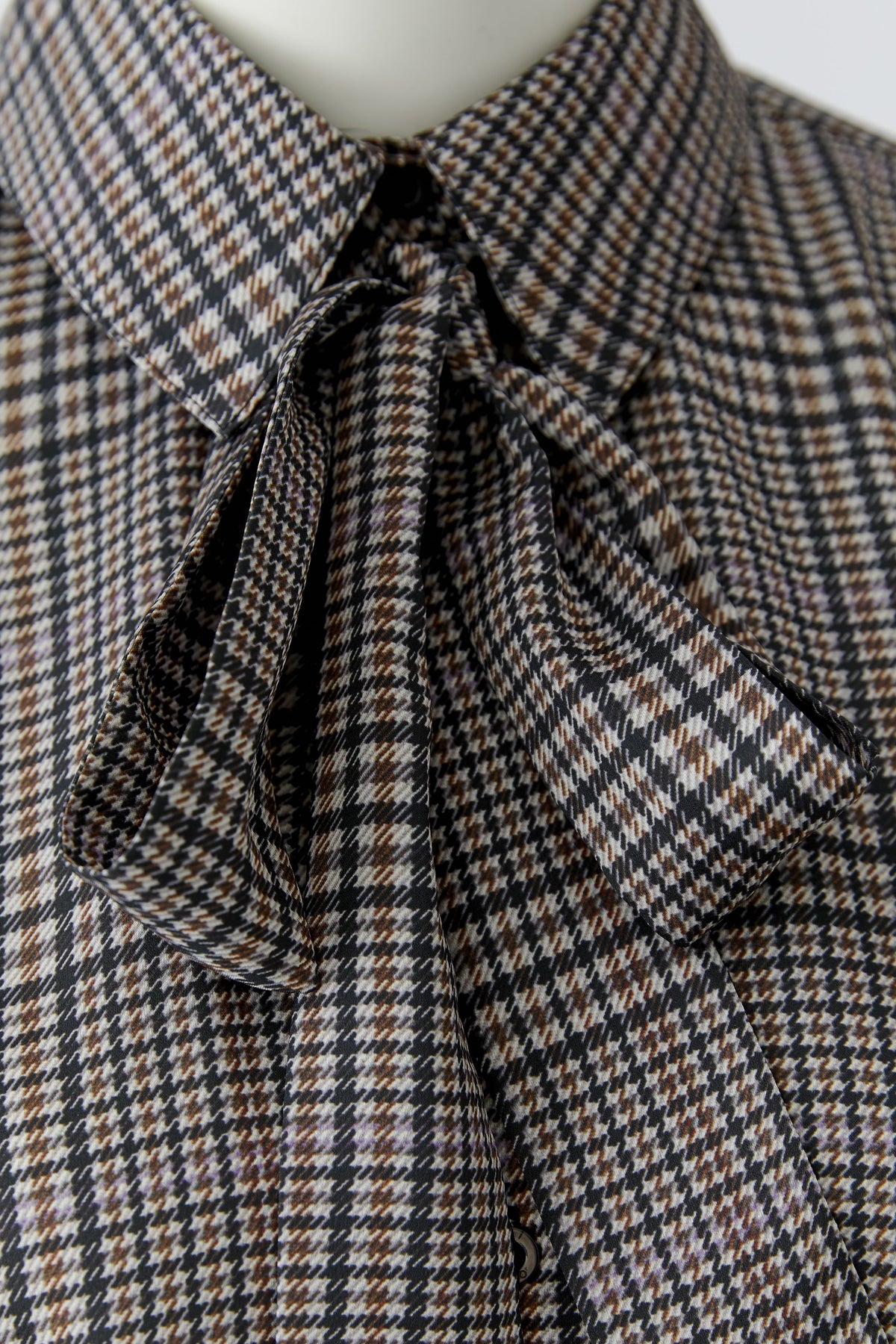 Oui brown check blouse with detachable pussy bow – neckline and fabric detail