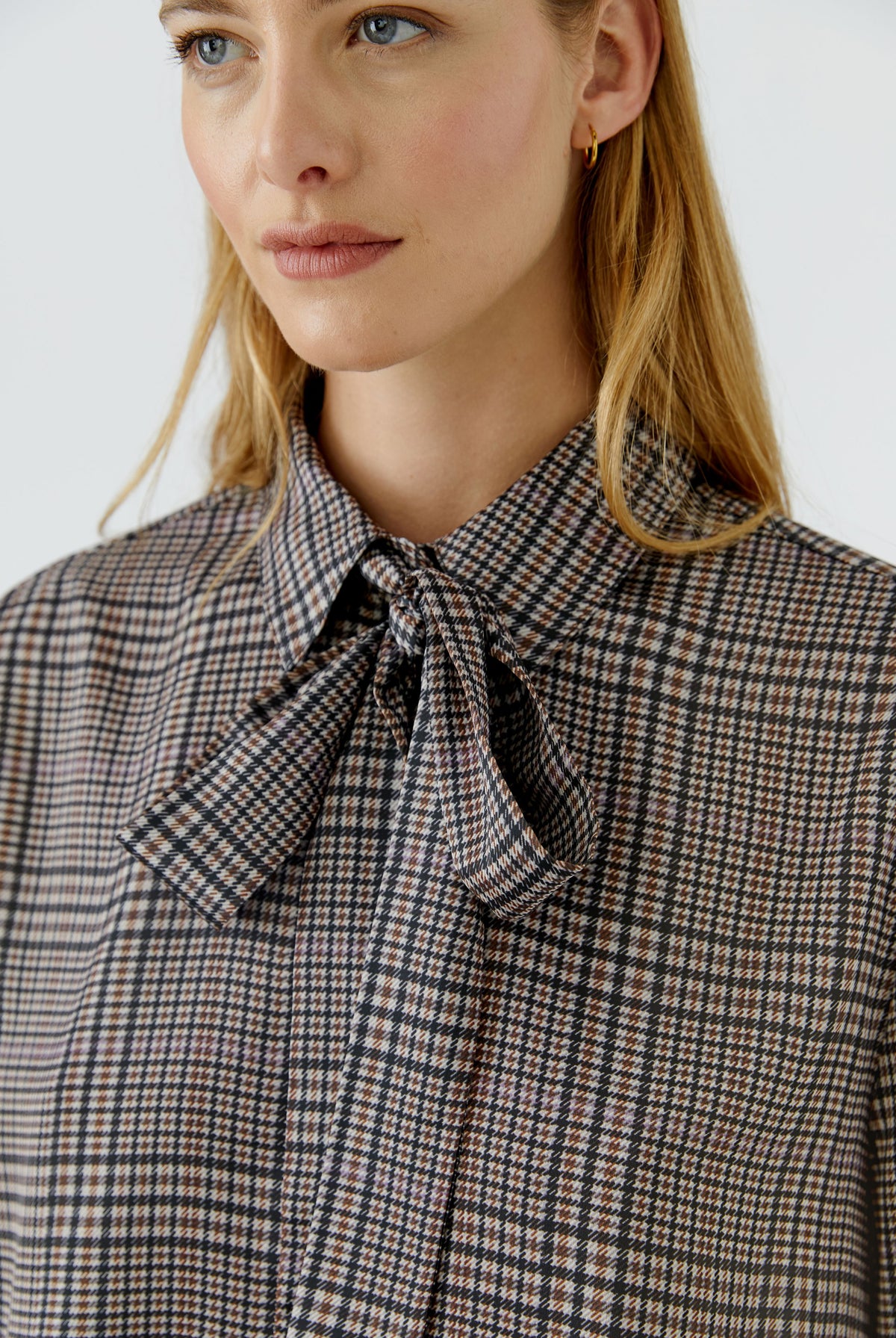 Oui brown checked tie-neck blouse with classic shirt collar – upper body view