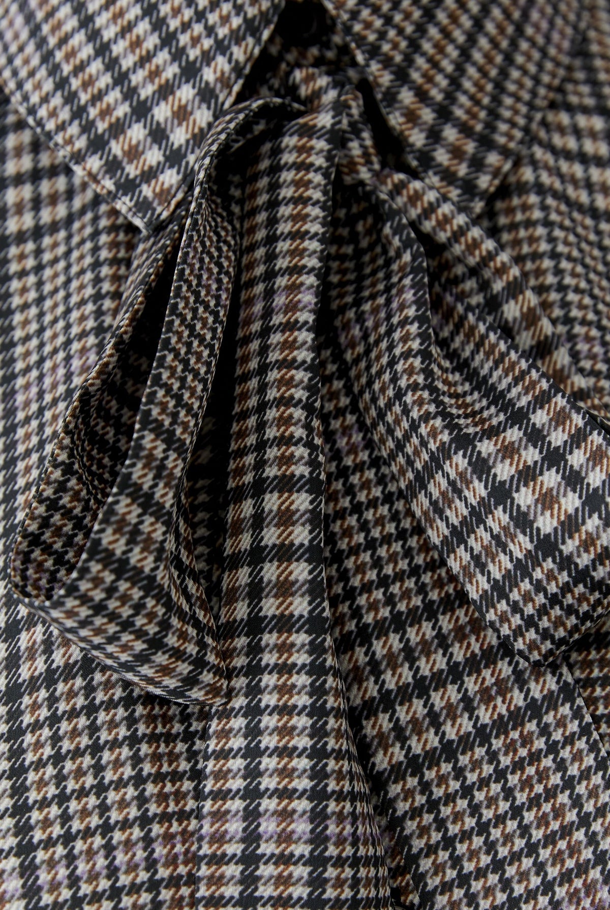 oui brown check blouse with detachable bow tie – close-up detail