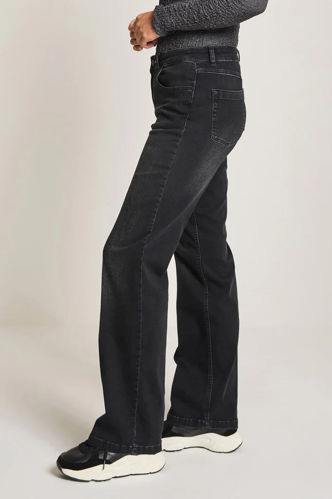 Side view of Para Mi Eve jeans in stretch black denim and high waist