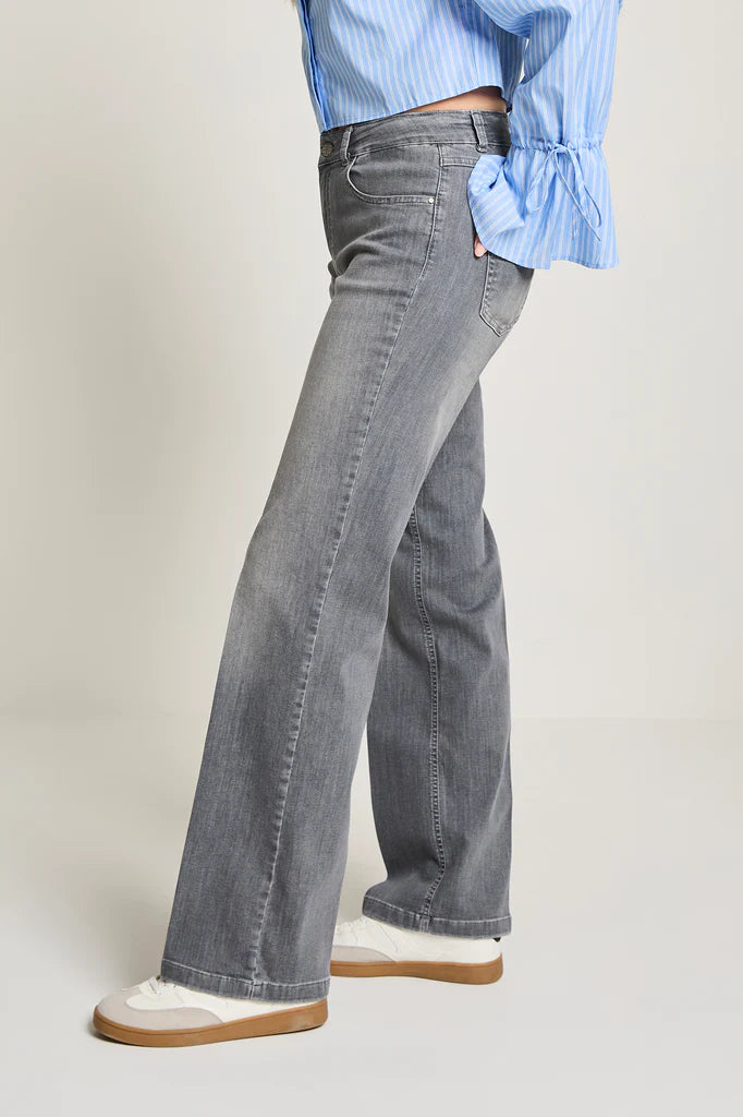 Side view of grey Para mi wide leg women’s jeans with flared fit