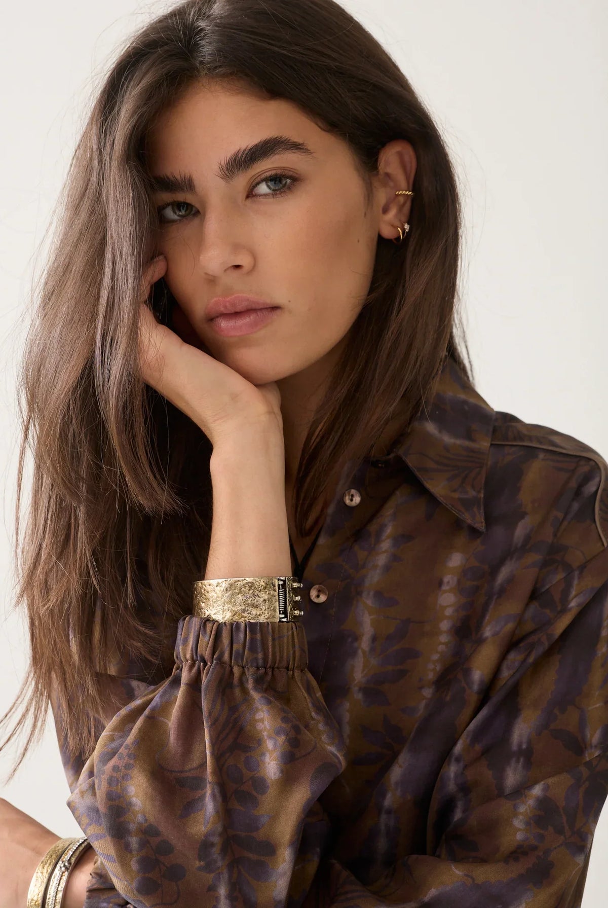Summum brown floral print blouse with shirt collar and subtle sheen – neckline close-up
