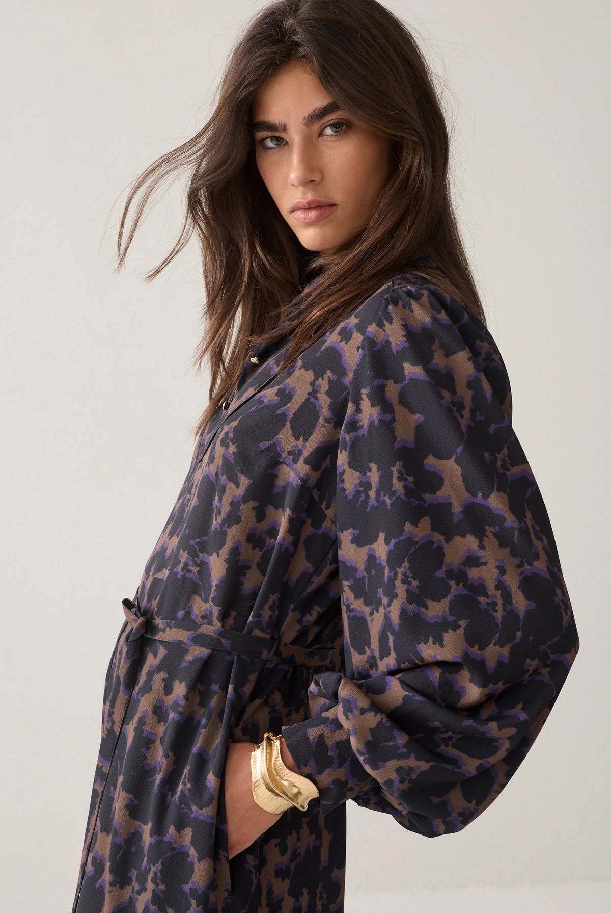 Summum camouflage midi dress showing gathered waist and voluminous sleeves – side model view