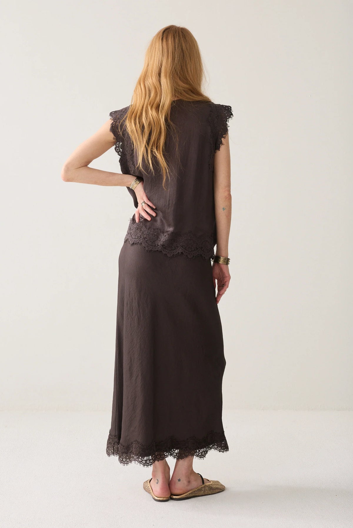 Summum chocolate brown lace trim skirt – back model view