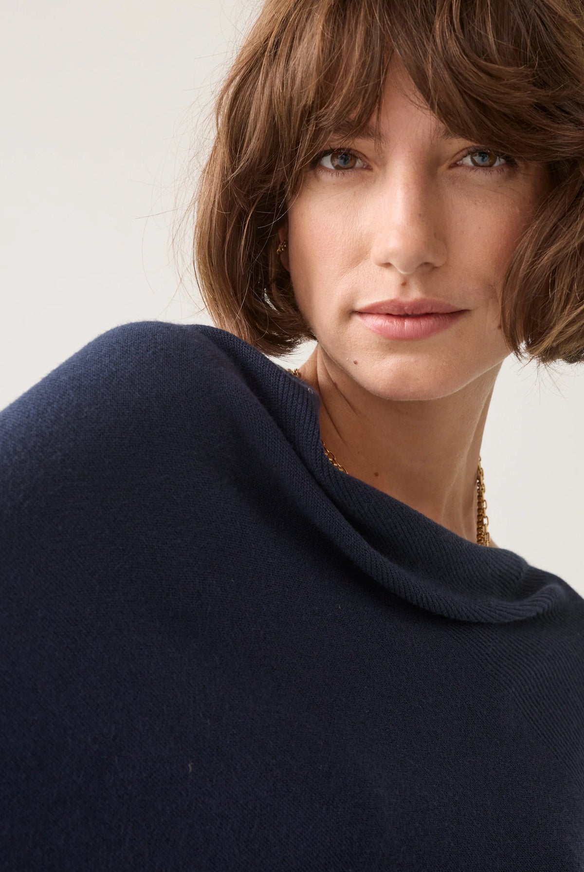 Summum navy boat neck jumper – neckline close-up