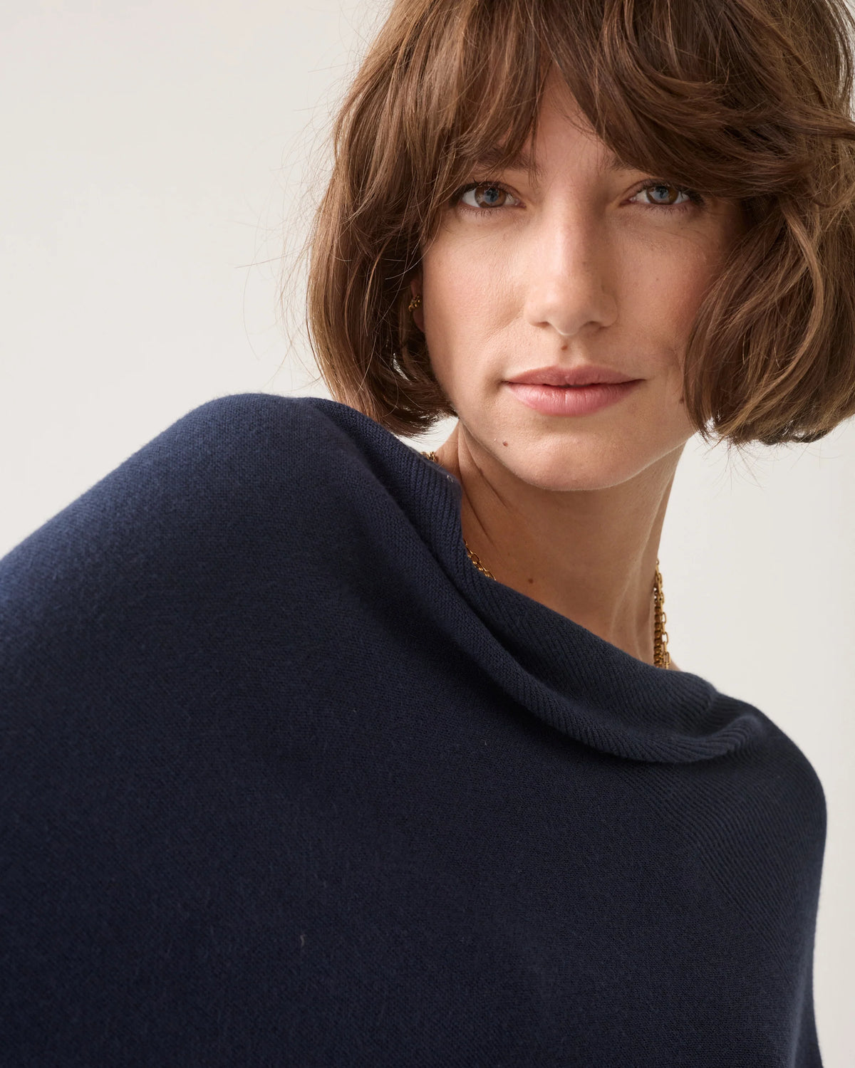 Summum navy boat neck jumper – neckline close-up