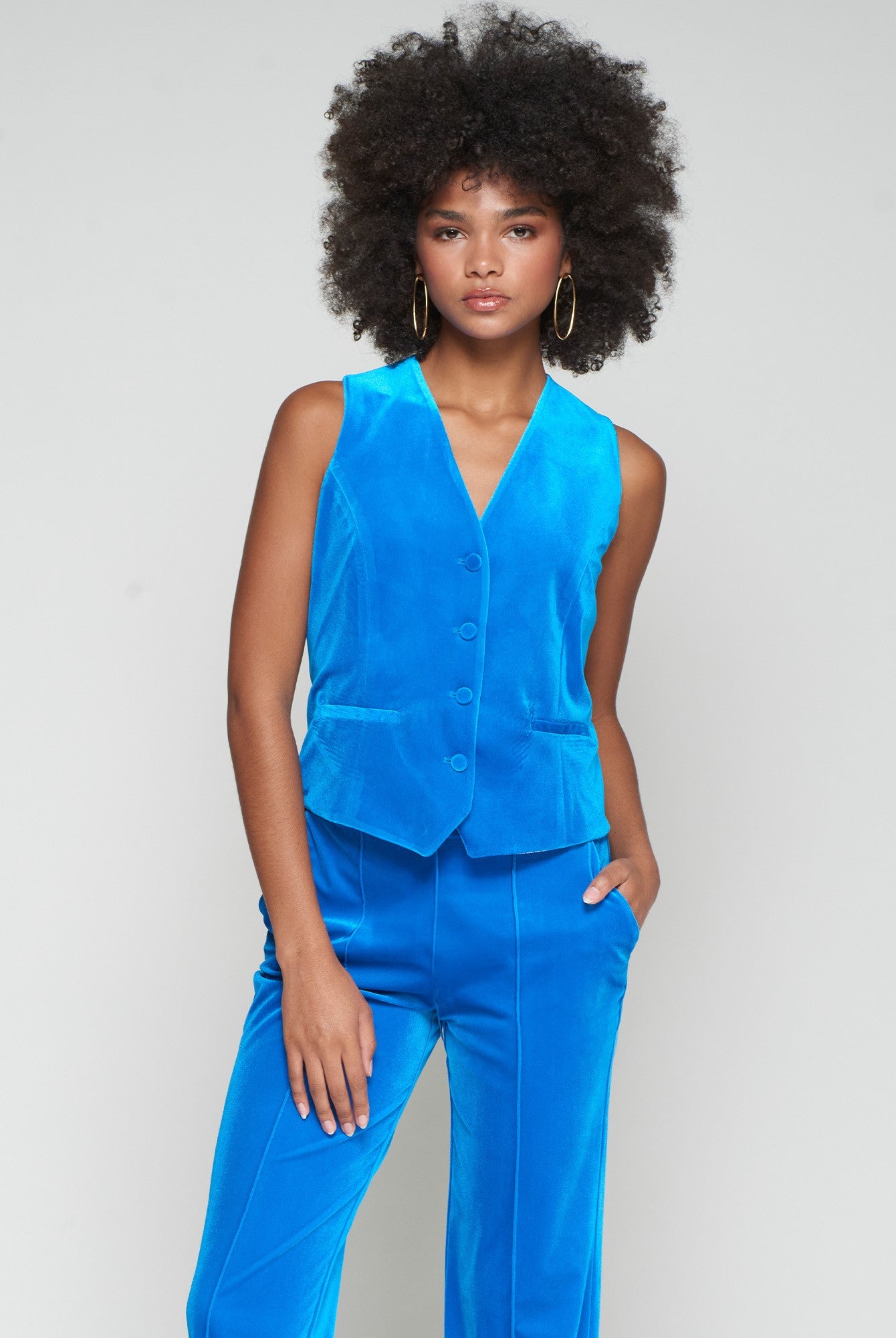 Vilagallo electric blue velvet waistcoat – welt pocket and covered button detail