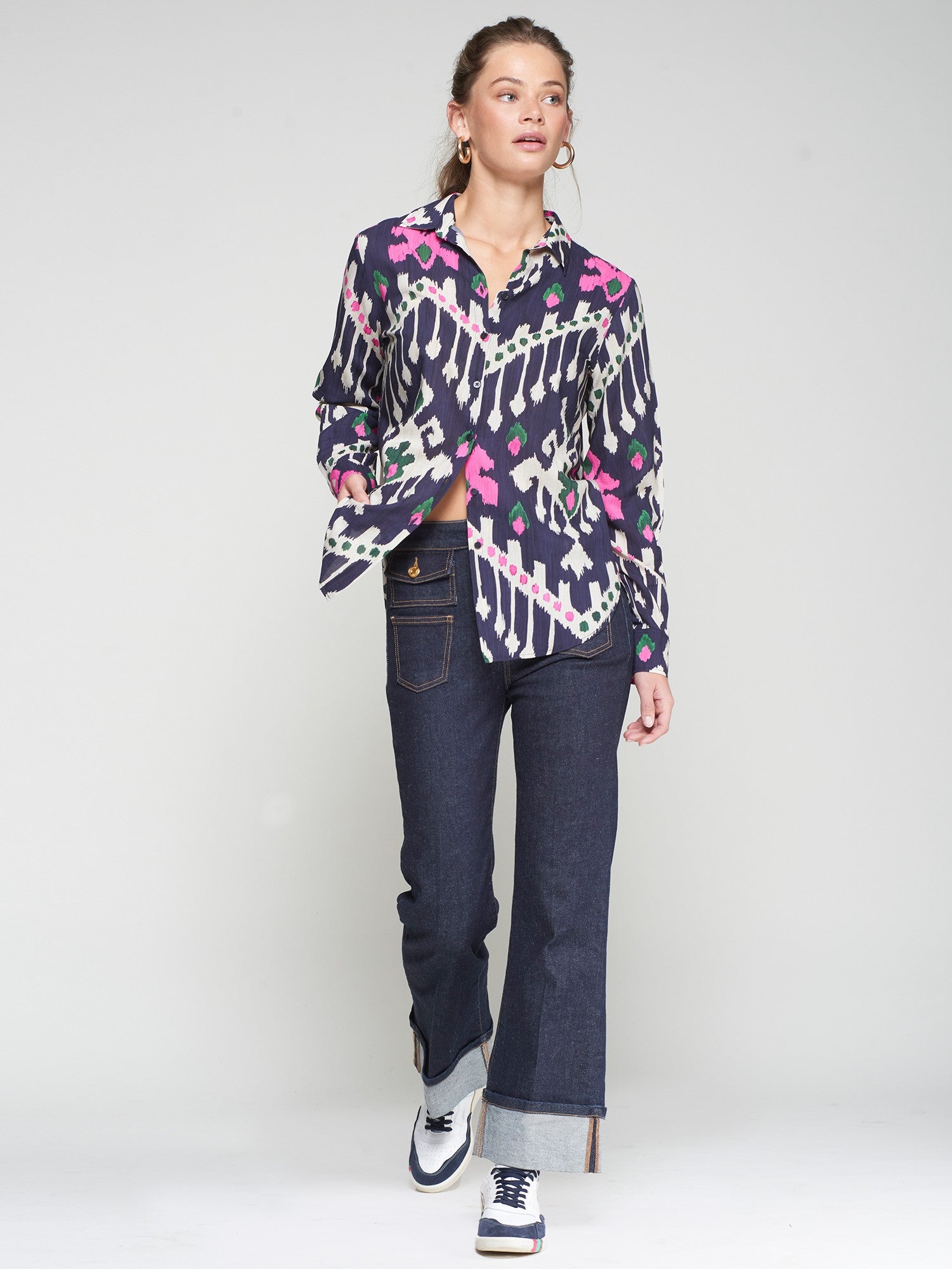 Vilagallo straight silhouette navy and pink ethnic print blouse with rounded hem