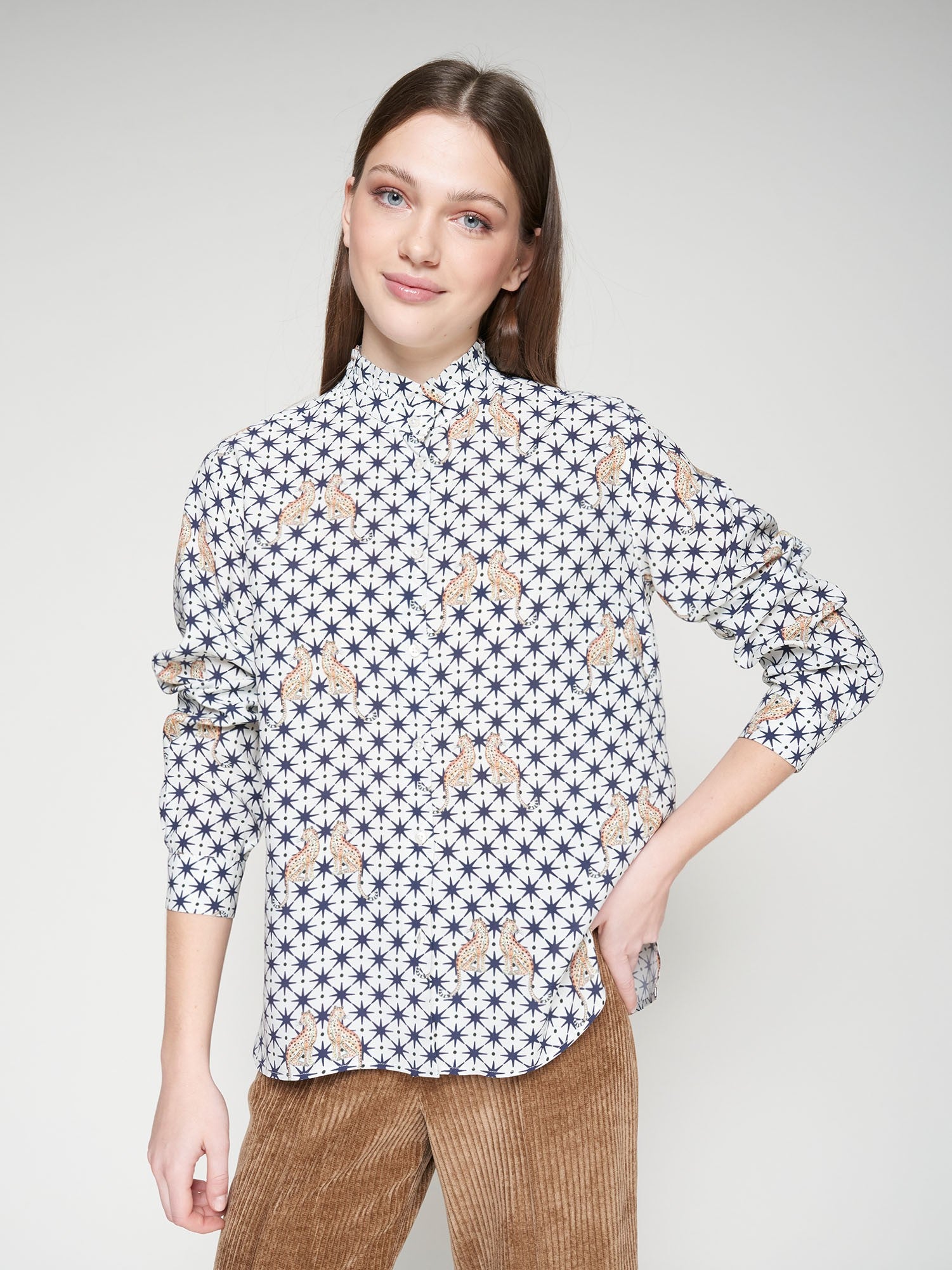 Women's straight-cut white shirt with star and leopard pattern by Vilagallo