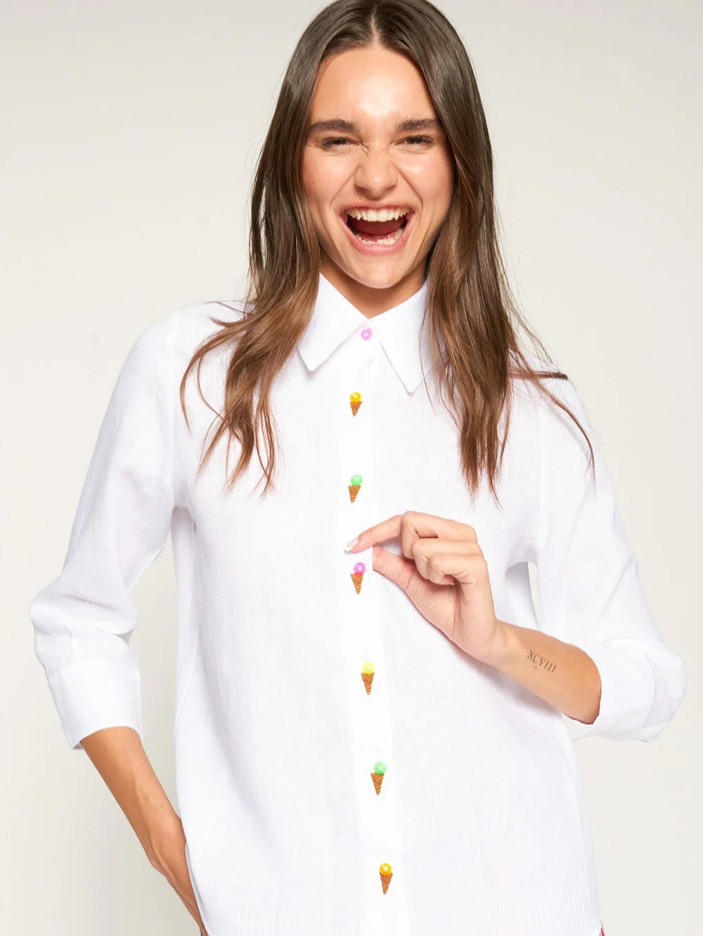 Vilagallo white linen shirt with ice cream embroidery front view