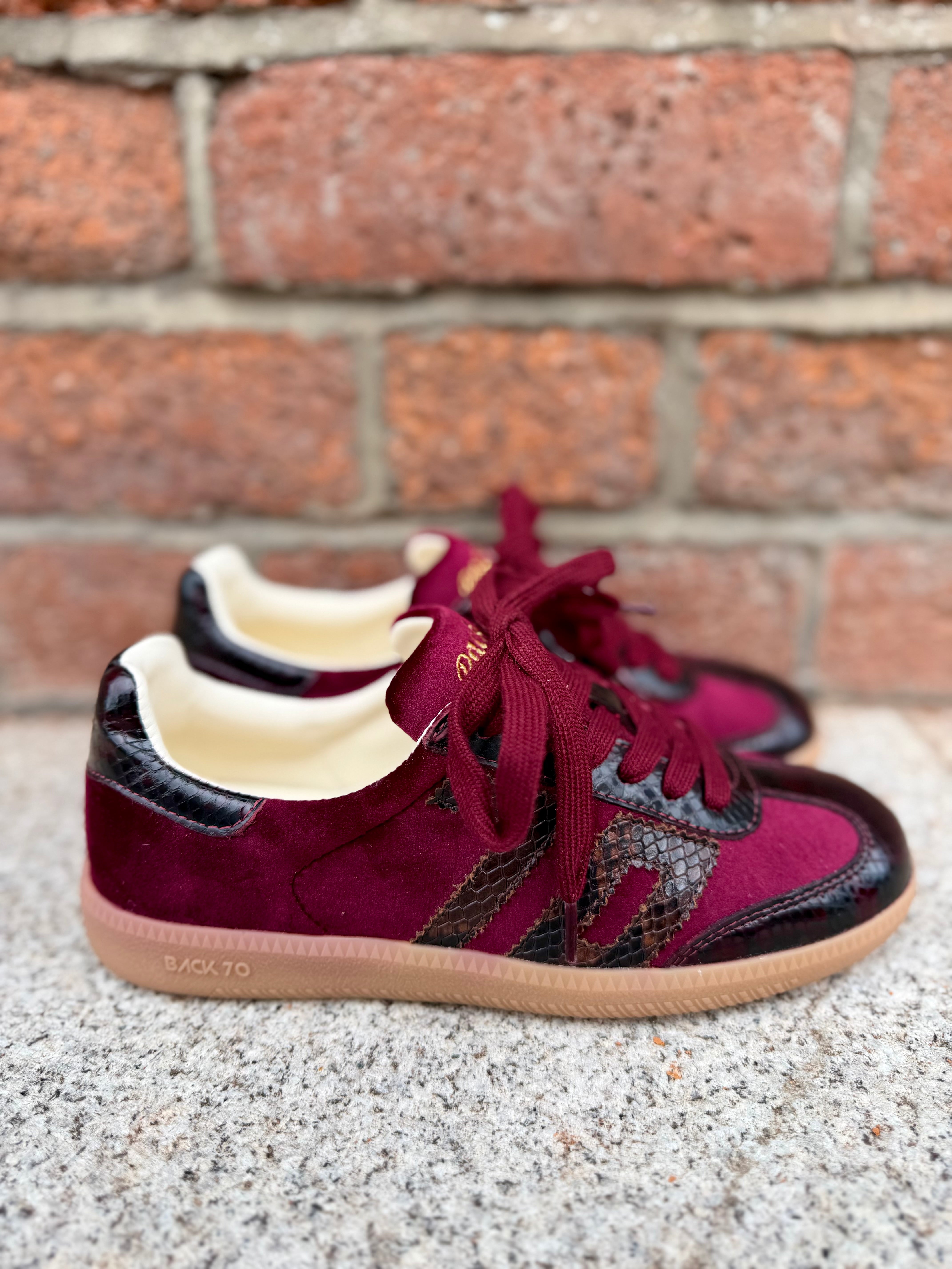     Back 70 women’s burgundy suede leather snake-effect trainers