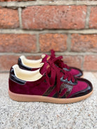     Back 70 women’s burgundy suede leather snake-effect trainers