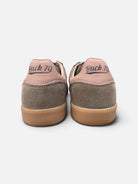 Back 70 Cloud taupe trainers – pink branded heel detail