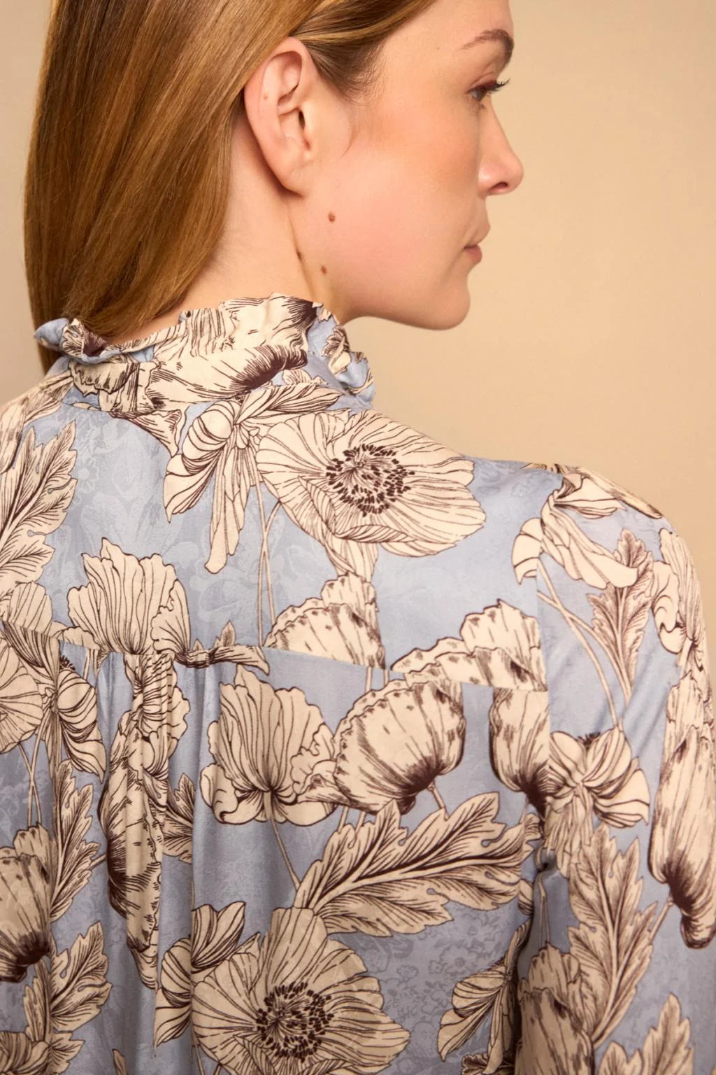 Bariloche Burriana blue floral shirt – back collar and shoulder detail