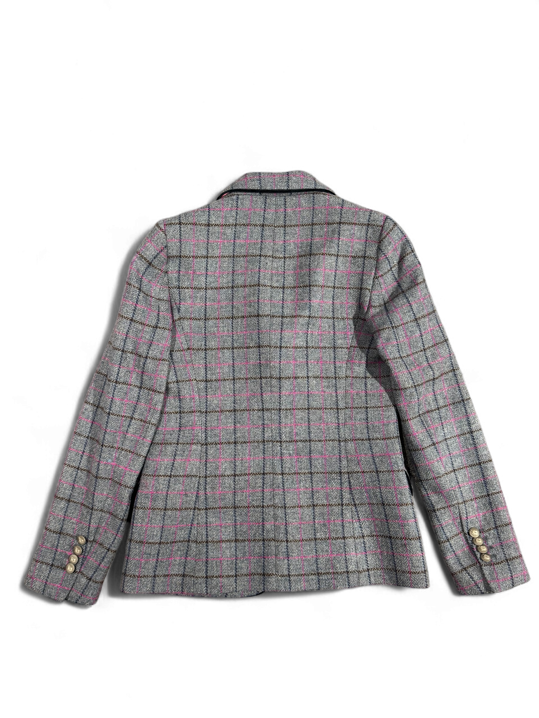 Back of Bariloche Caparra tailored blazer with pink check and dart shaping