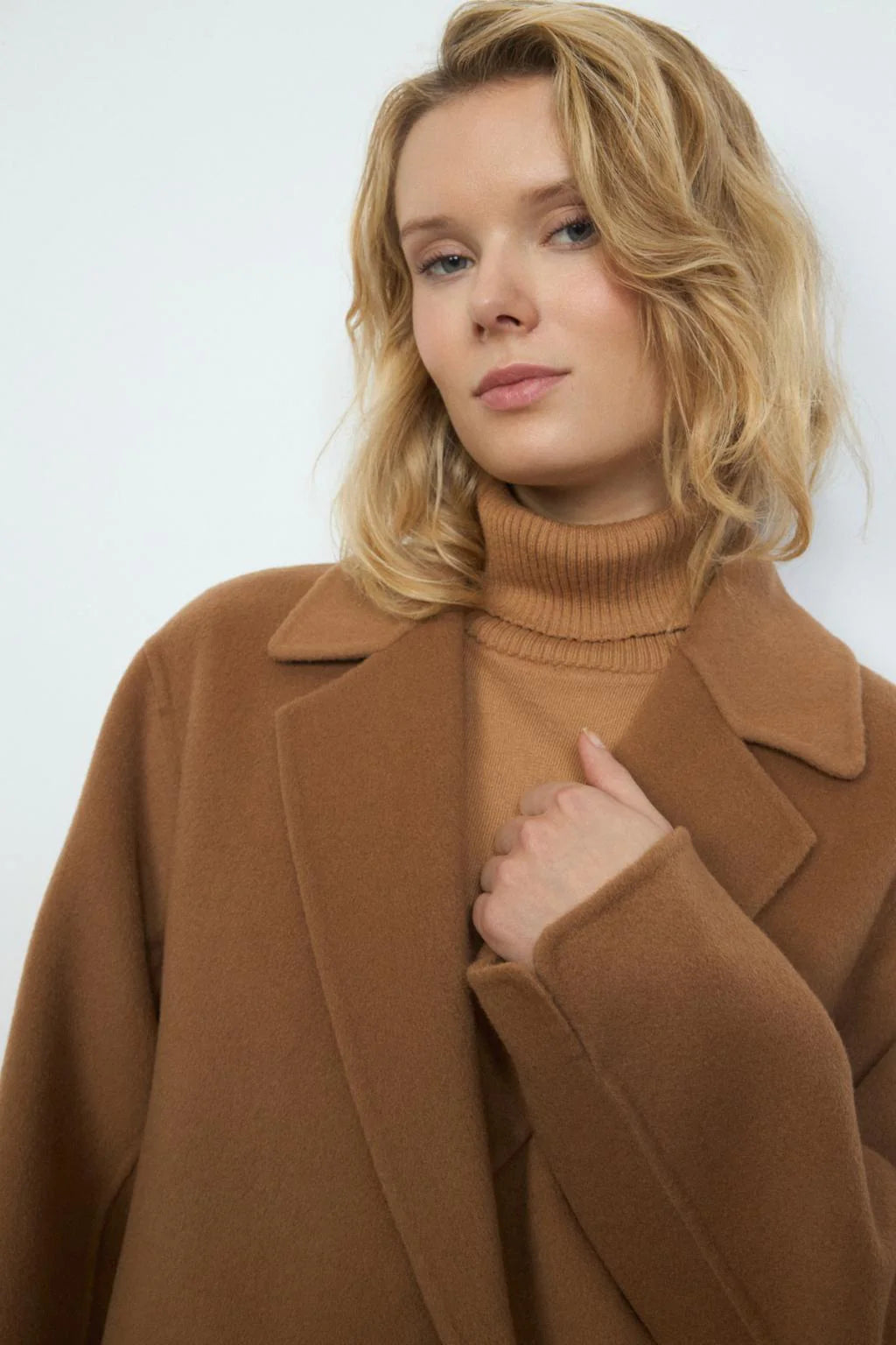Bariloche Caraca coat in camel — lapel and sleeve detail