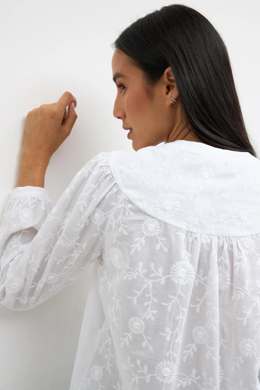 Bariloche Clavel white embroidered blouse back view loose silhouette
