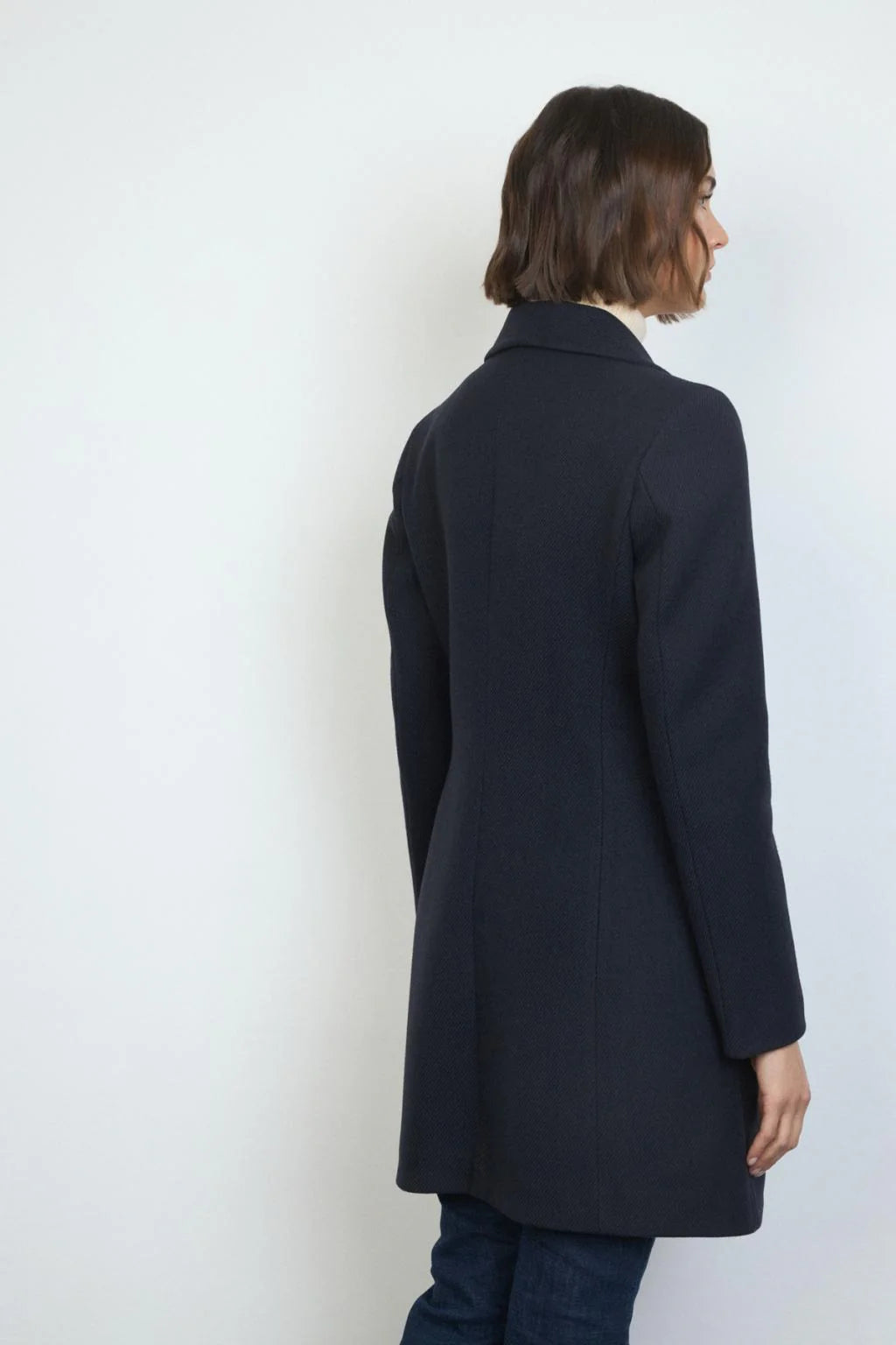 Back view of Bariloche Cobijo navy long wool coat with back vent