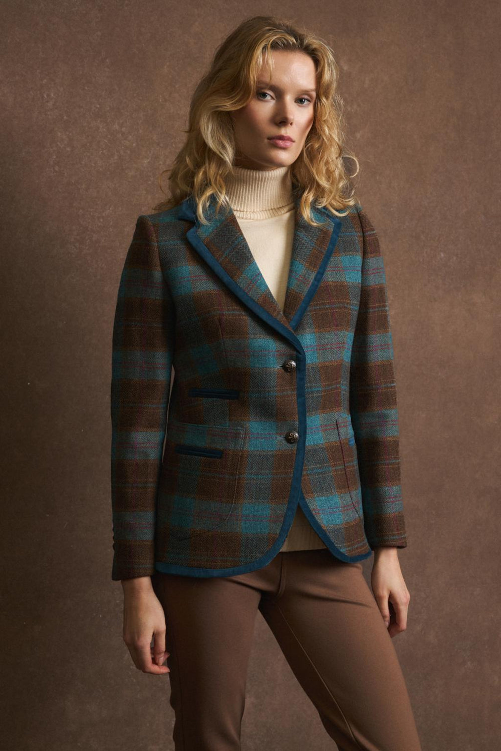 Full outfit view with Bariloche Etrusca  blazer and neutral trousers