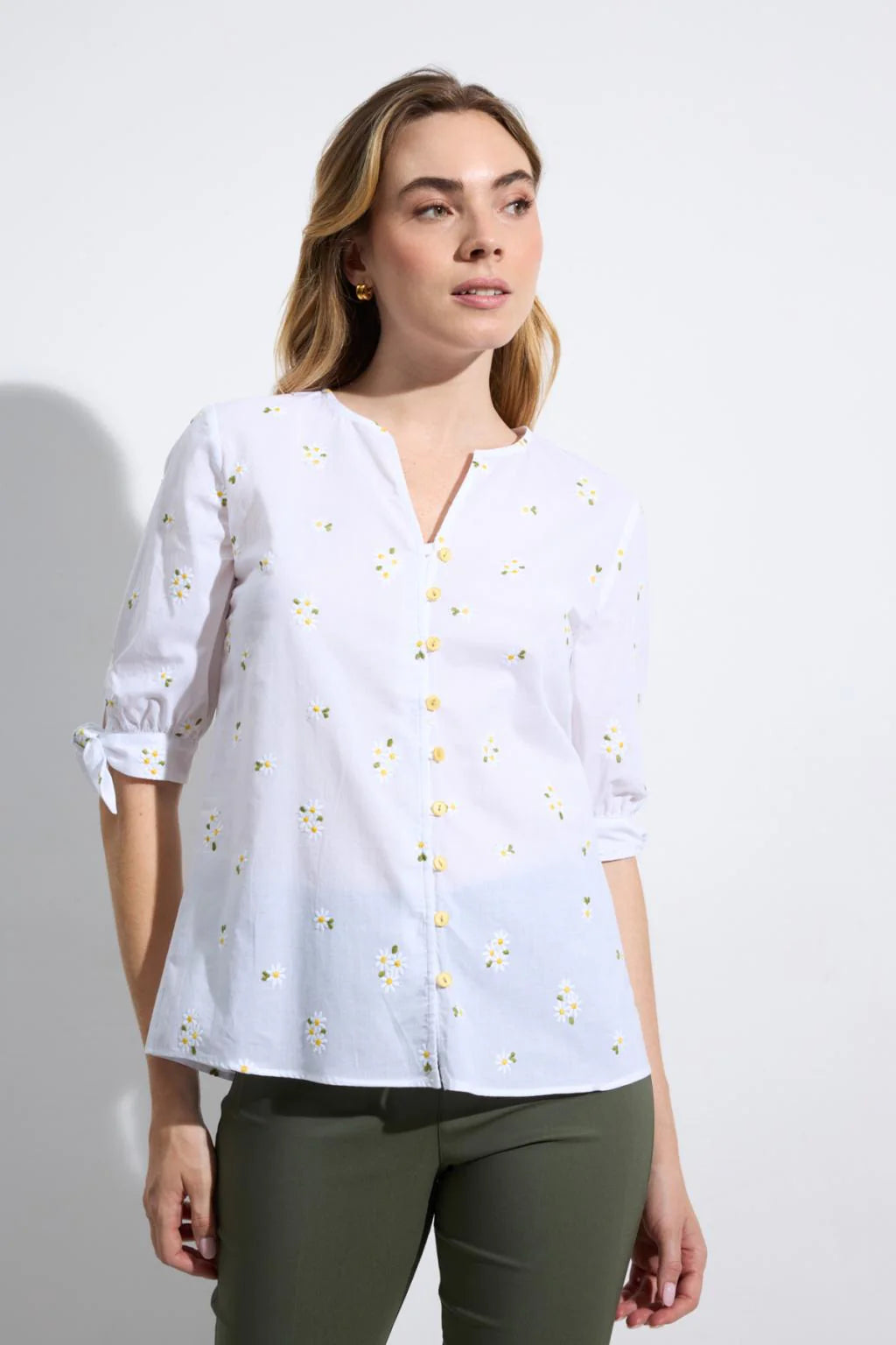 Bariloche Flores white daisy embroidered blouse front view