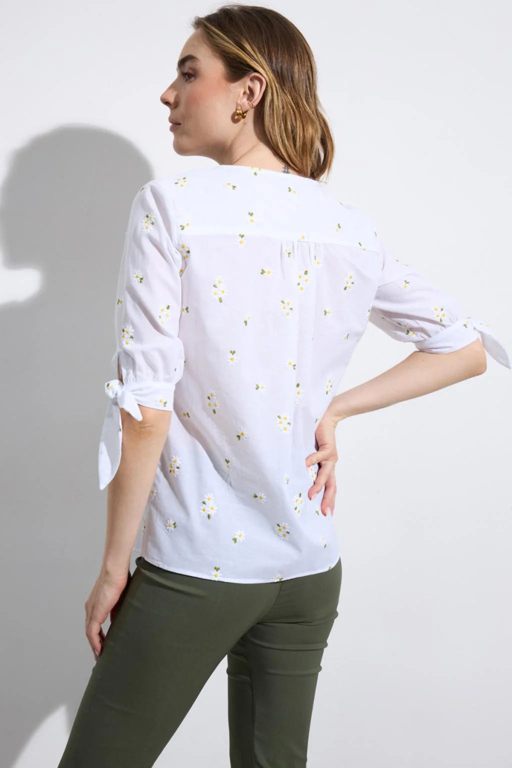 Bariloche Flores white embroidered daisy shirt back view
