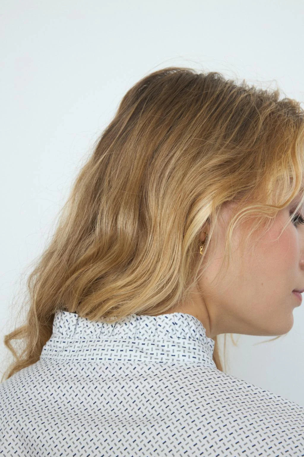 Back collar profile of model wearing Onuba shirt by Bariloche
