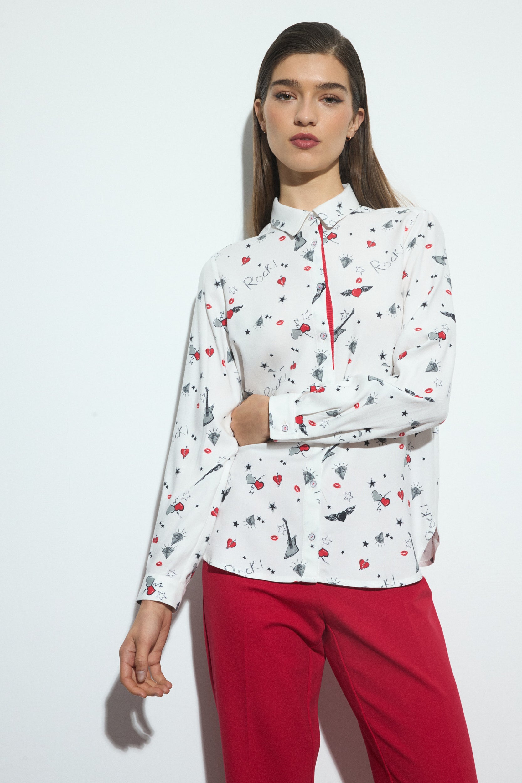 Model wearing Bariloche Pitti Rock & Roll print white shirt With statement motifs