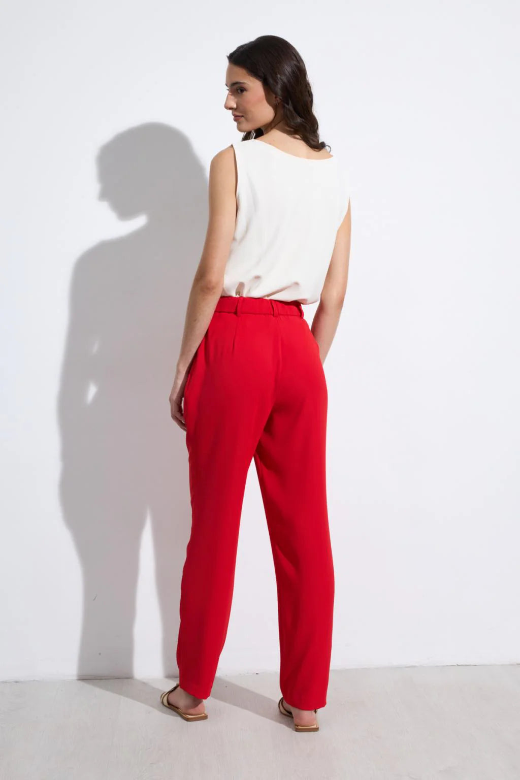 Bariloche Renacer red straight-leg trousers back view