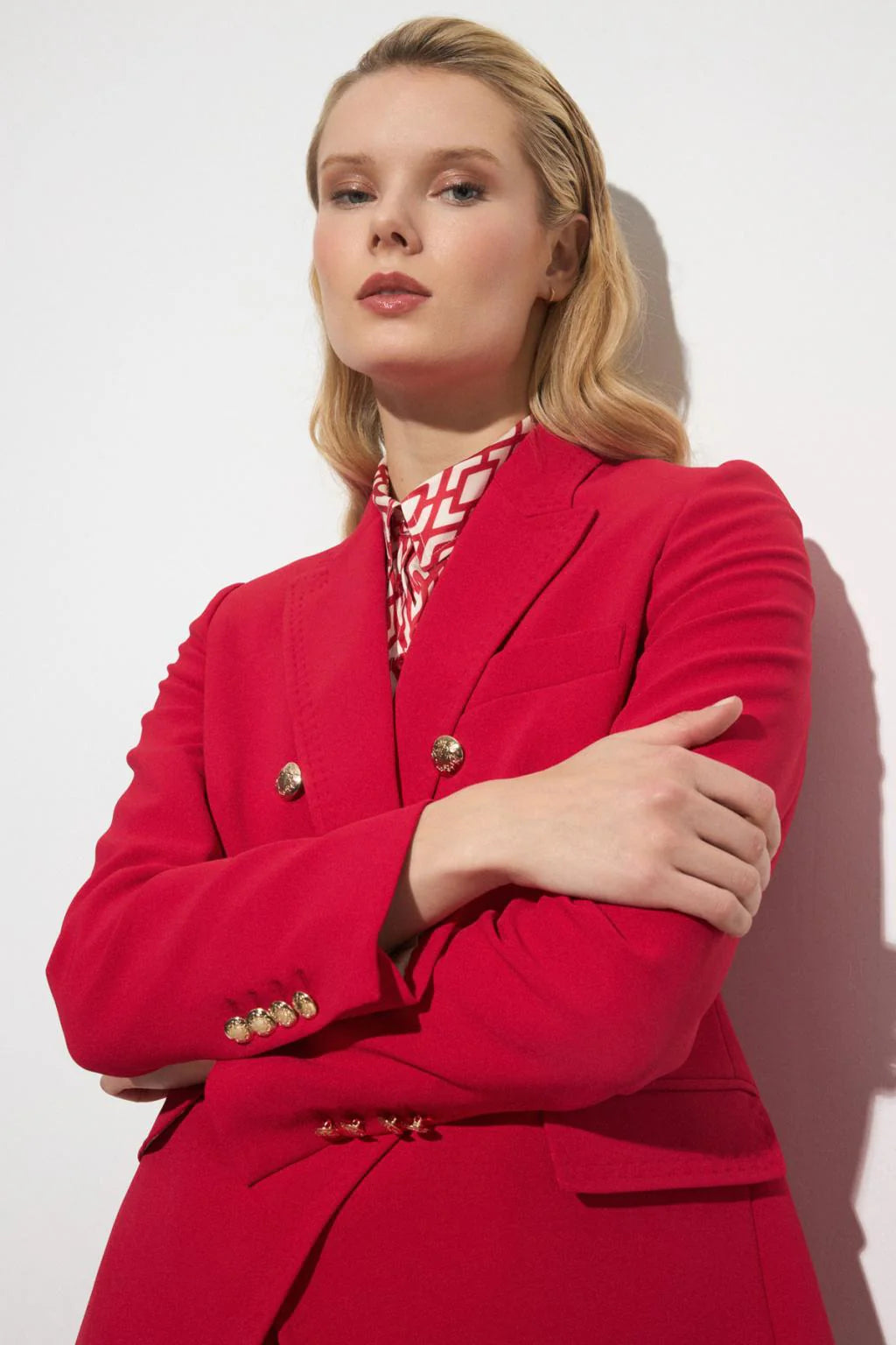 Front view of Bariloche Sonseca slim-fit double-breasted women’s blazer in red