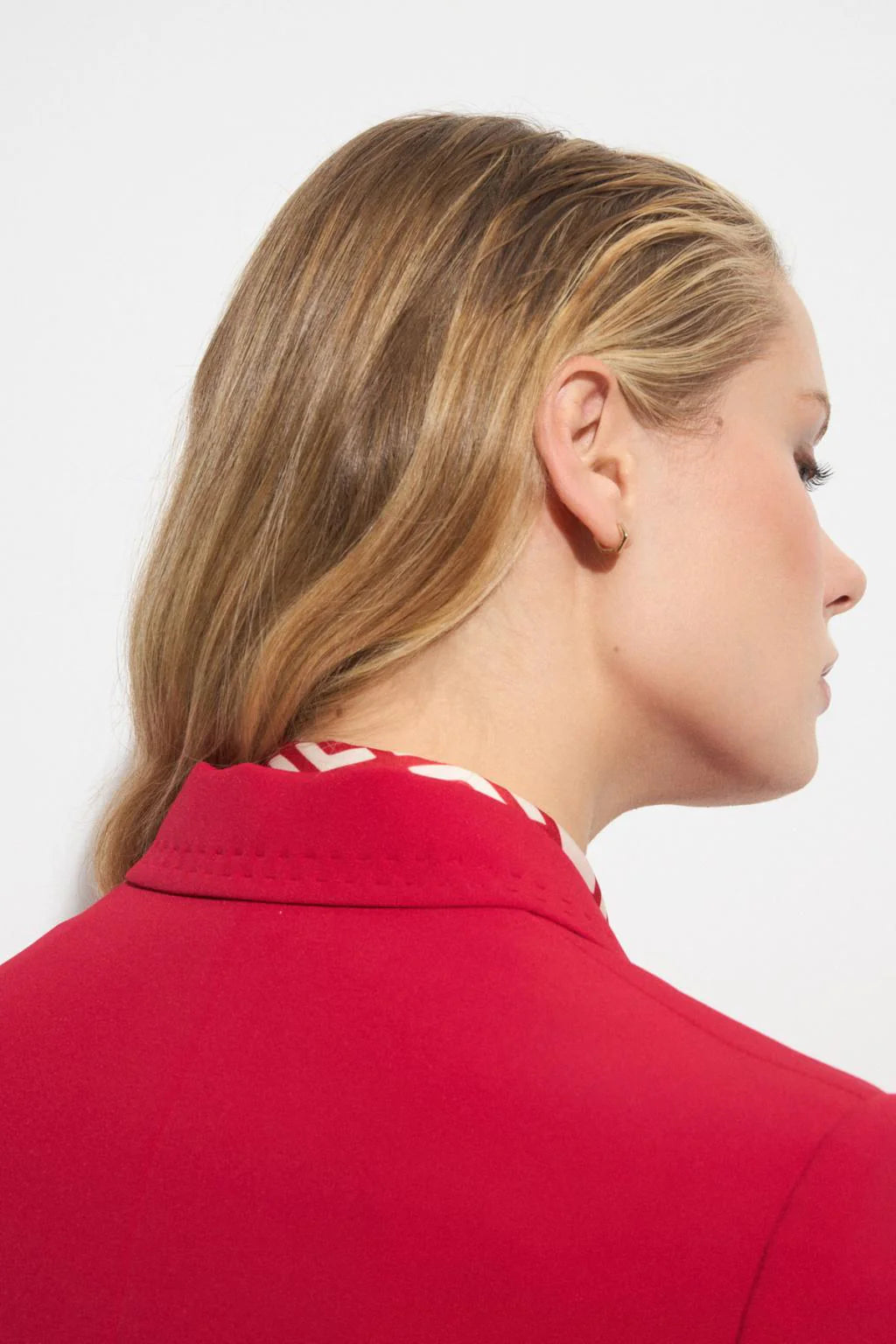 Tailored notched lapel and double-needle stitching on red blazer